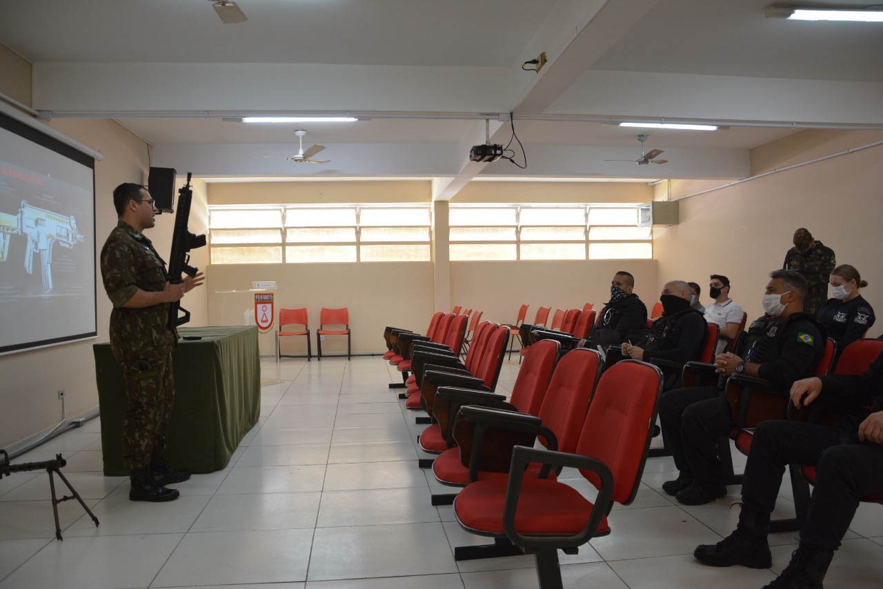 Agentes penitenciários participam de curso de habilitação em fuzil e armeiro no Exército Brasileiro  -  Curitiba, 20/09/2021  -  Foto: DEPEN-PR