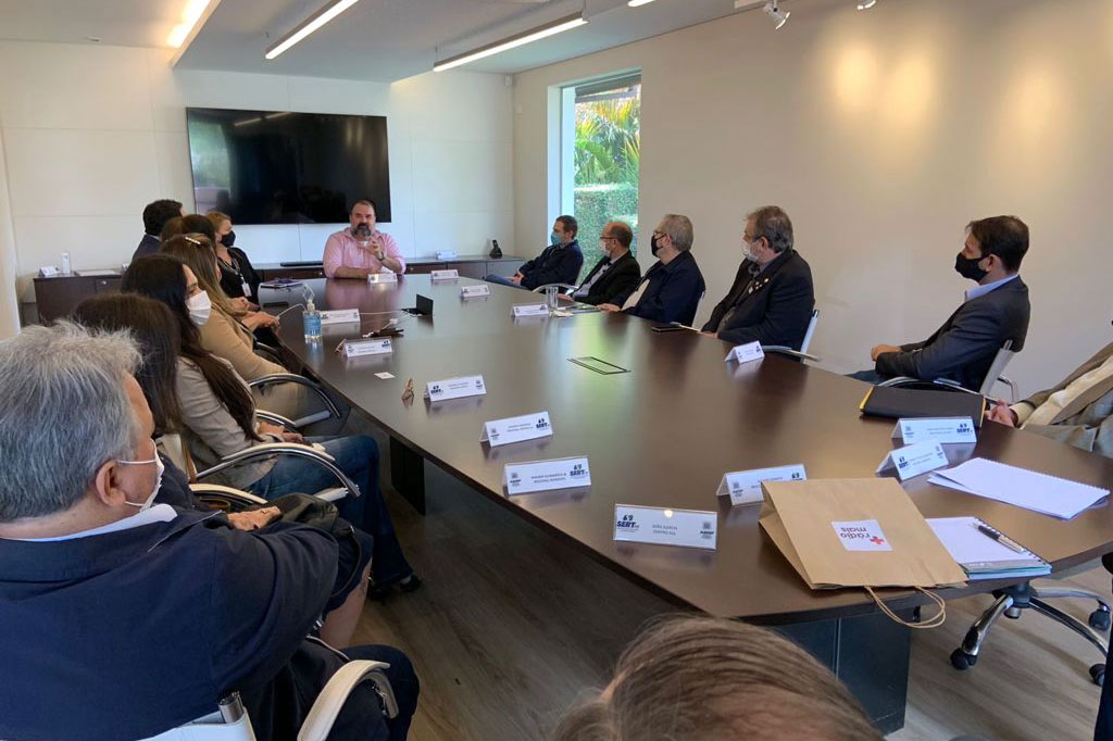 Com o objetivo de estreitar relações e entender as demandas das empresas de radiodifusão do Paraná, o secretário estadual da Comunicação Social e da Cultura, João Evaristo Debiasi, terá encontros mensais com empresários do setor no Estado. 
O primeiro encontro aconteceu já nesta quarta, na sede da Aerp, em Curitiba. Foto: Denis Godoi