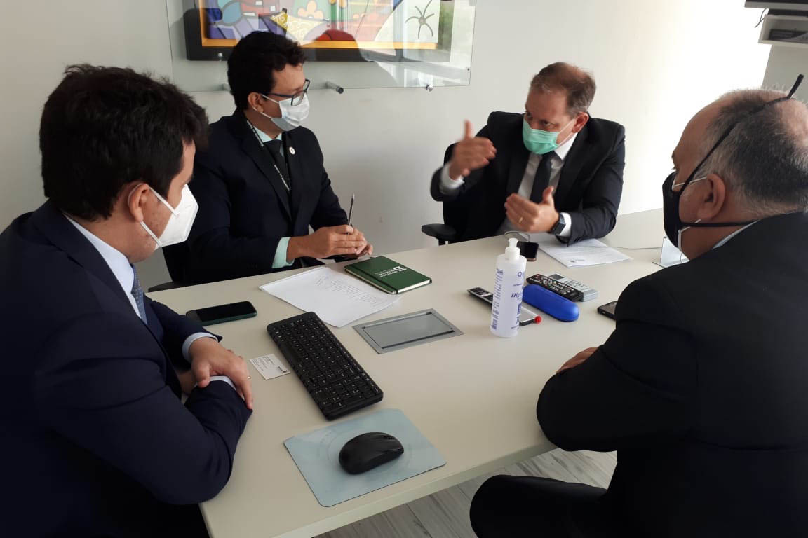 Ministério confirma 99 mil doses para adolescentes com comorbidades; lote chega na sexta .
A confirmação foi feita pelo secretário-executivo do Ministério, Rodrigo Cruz, à comitiva da Secretaria de Estado da Saúde que esteve em Brasília para tratar do assunto. Foto:SESA