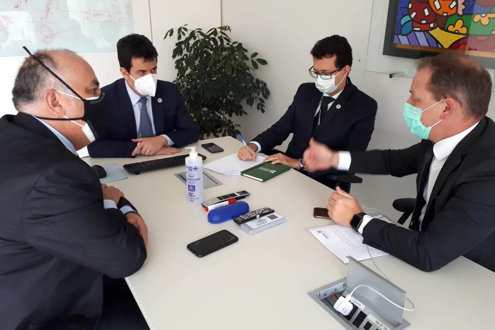 Ministério confirma 99 mil doses para adolescentes com comorbidades; lote chega na sexta .
A confirmação foi feita pelo secretário-executivo do Ministério, Rodrigo Cruz, à comitiva da Secretaria de Estado da Saúde que esteve em Brasília para tratar do assunto. Foto:SESA