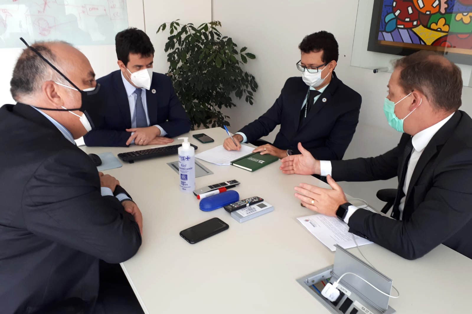 Ministério confirma 99 mil doses para adolescentes com comorbidades; lote chega na sexta .
A confirmação foi feita pelo secretário-executivo do Ministério, Rodrigo Cruz, à comitiva da Secretaria de Estado da Saúde que esteve em Brasília para tratar do assunto. Foto:SESA