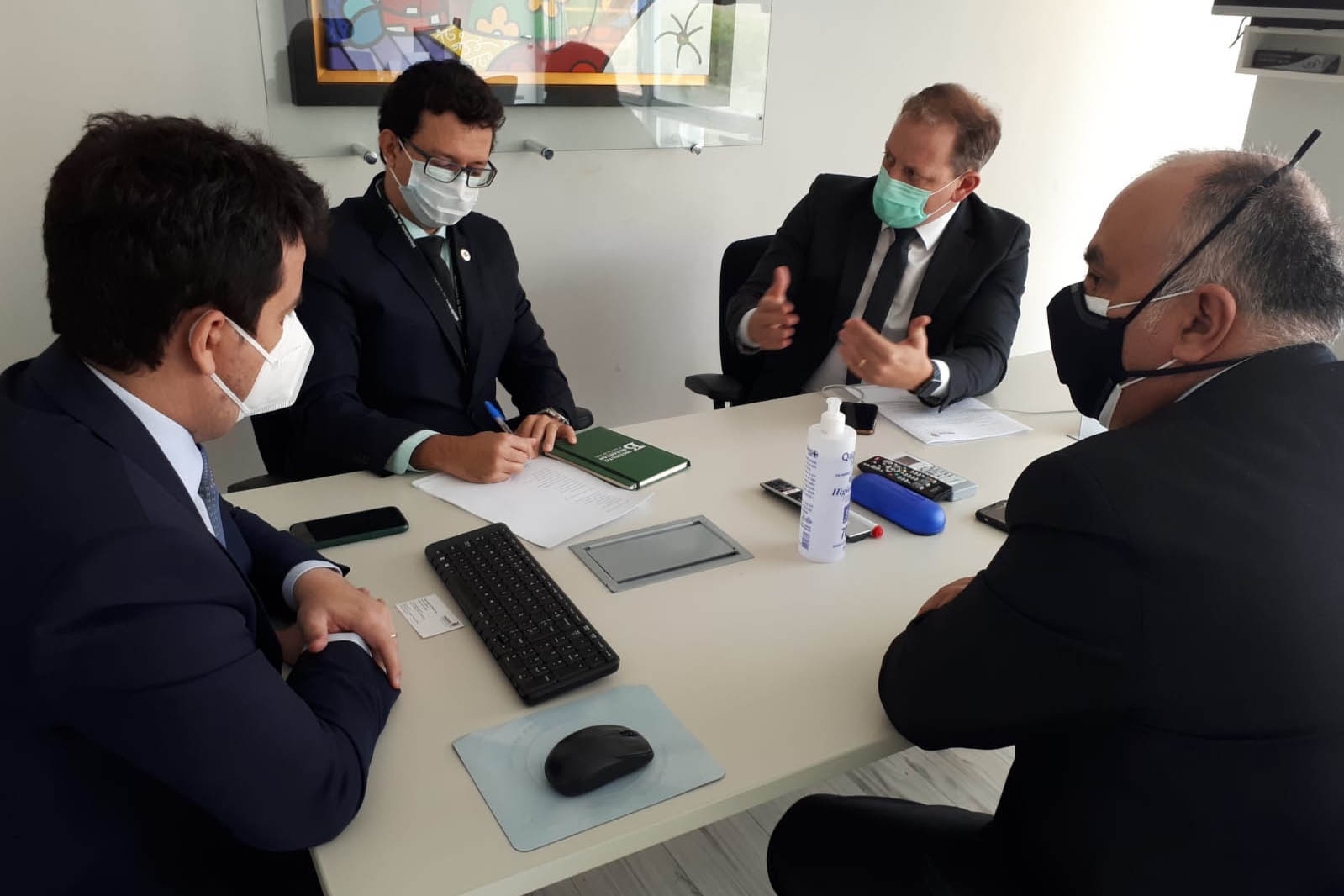 Ministério confirma 99 mil doses para adolescentes com comorbidades; lote chega na sexta .
A confirmação foi feita pelo secretário-executivo do Ministério, Rodrigo Cruz, à comitiva da Secretaria de Estado da Saúde que esteve em Brasília para tratar do assunto. Foto:SESA