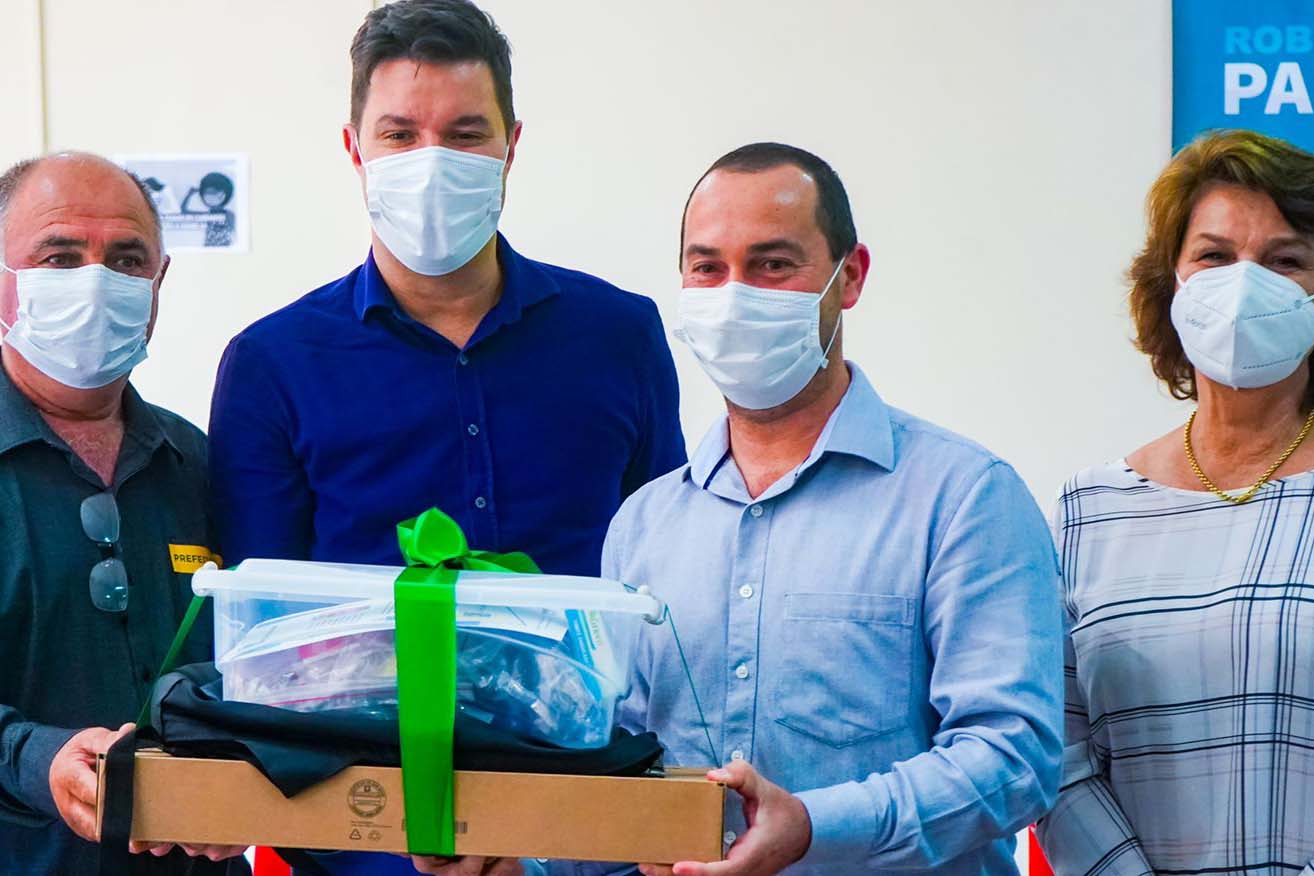 Governo entrega novo lote de kits de robótica a escolas de 16 municípios . Foto: Guilherme Flores/Casa Civil