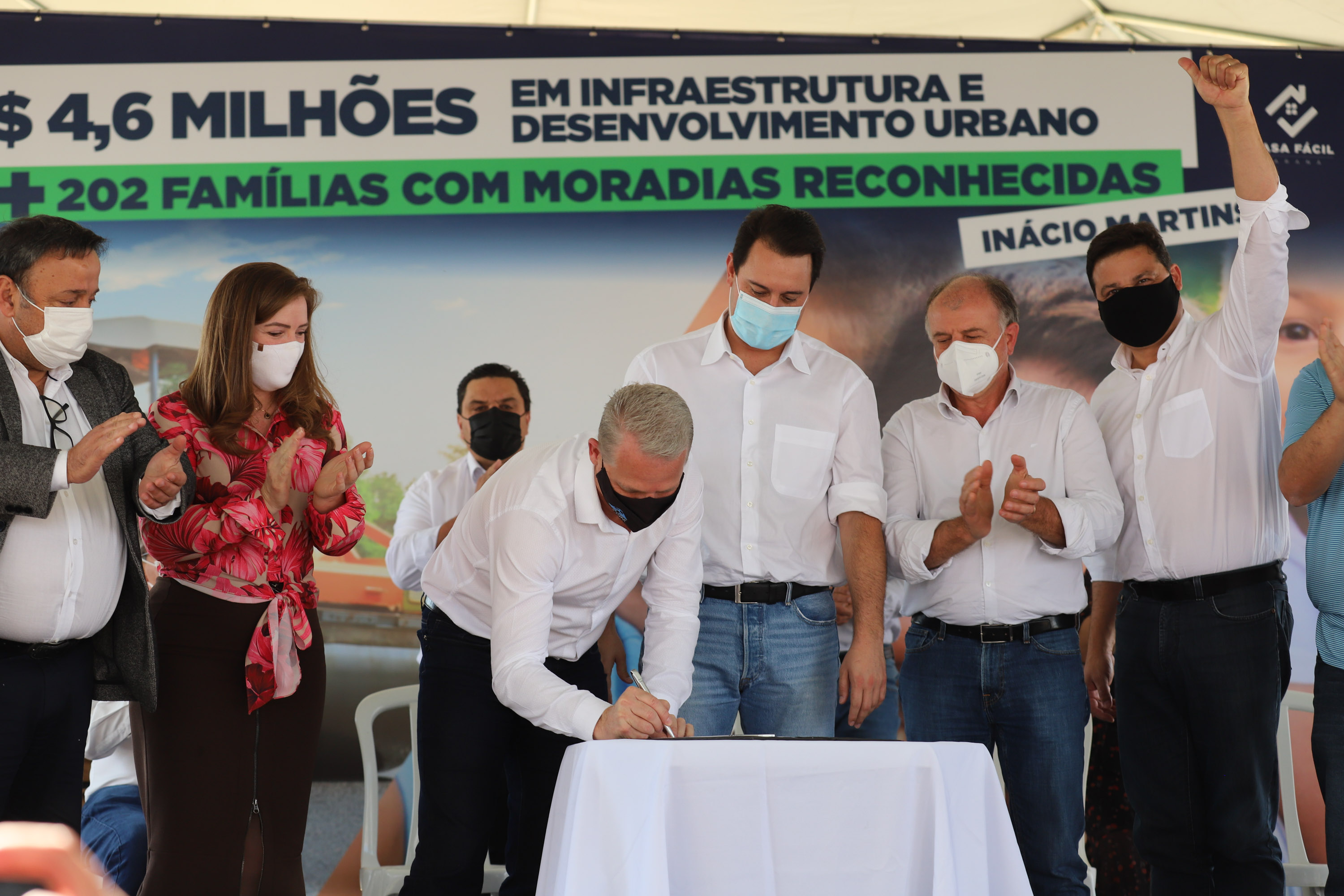 Inacio Martins O governador Carlos Massa Ratinho Junior entrega nesta sexta-feira (24), para Inácio Martins, no Centro-Sul do Estado, 202 títulos de regularização fundiária para moradores do bairro São Roque. E tambem libera R$ 2 milhões para pavimentação de vias. 24/09/2021 - Foto: Geraldo Bubniak/AEN