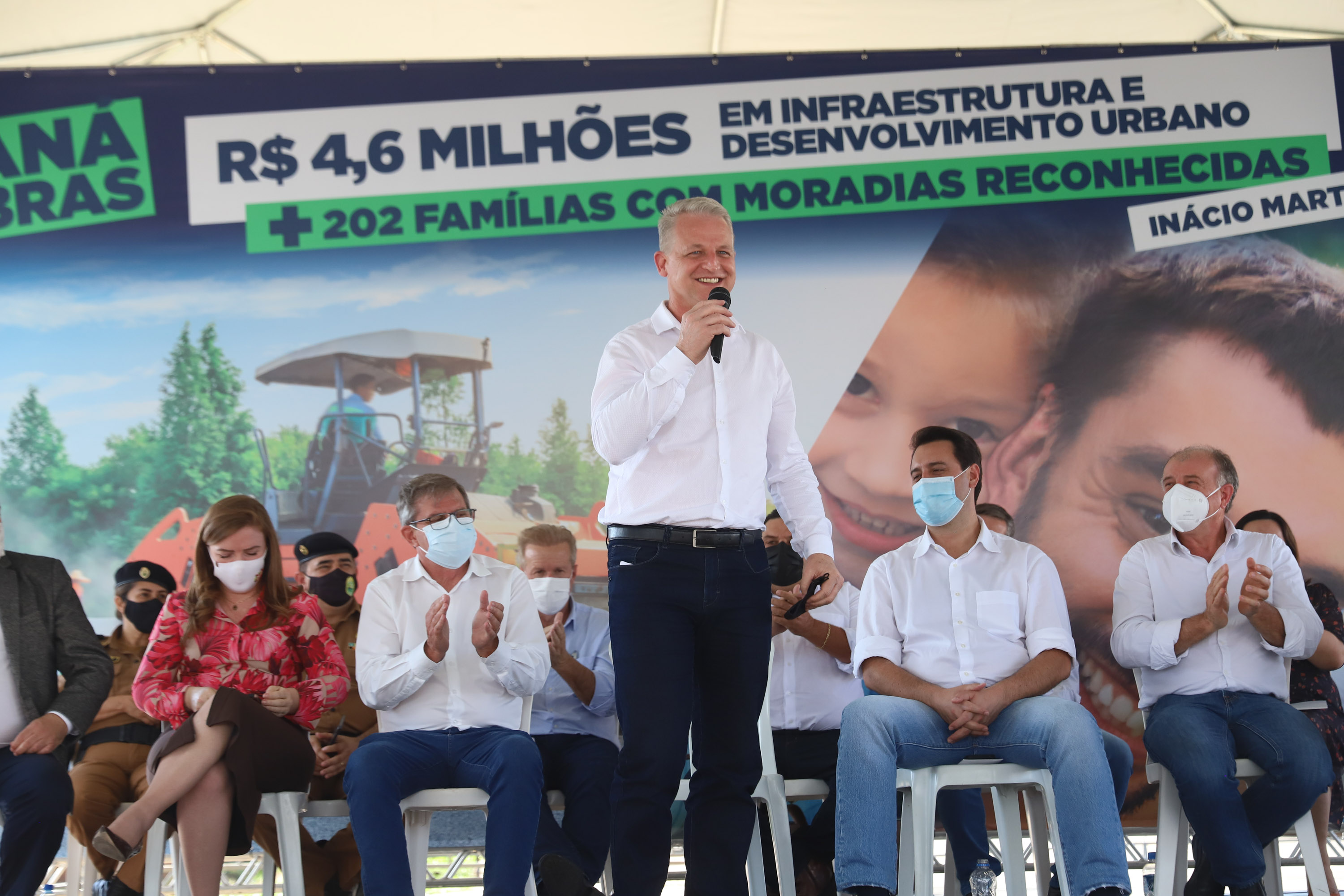 Inacio Martins O governador Carlos Massa Ratinho Junior entrega nesta sexta-feira (24), para Inácio Martins, no Centro-Sul do Estado, 202 títulos de regularização fundiária para moradores do bairro São Roque. E tambem libera R$ 2 milhões para pavimentação de vias. Na foro o prefeito Junior Benato 24/09/2021 - Foto: Geraldo Bubniak/AEN