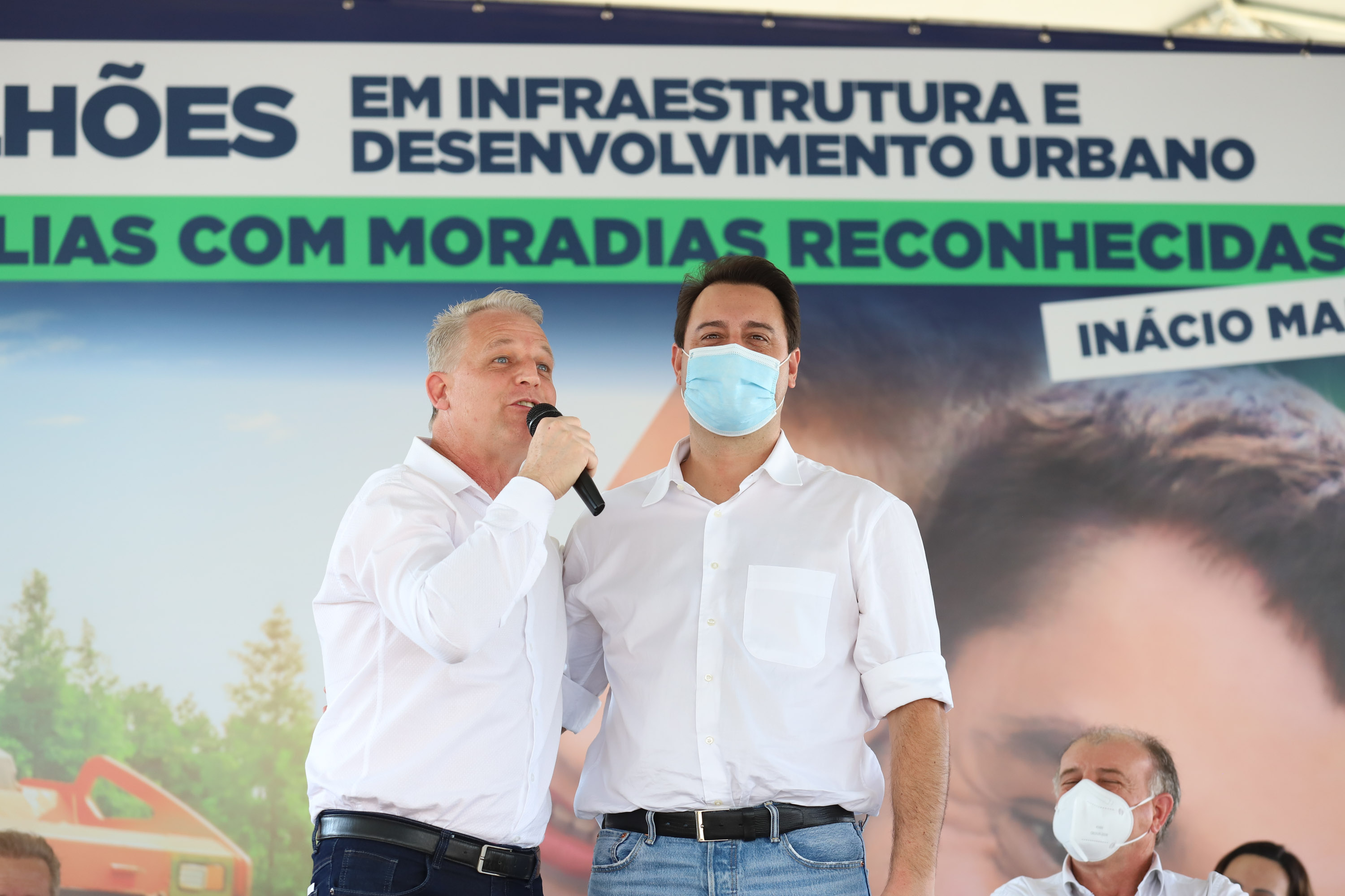 Inacio Martins O governador Carlos Massa Ratinho Junior entrega nesta sexta-feira (24), para Inácio Martins, no Centro-Sul do Estado, 202 títulos de regularização fundiária para moradores do bairro São Roque. E tambem libera R$ 2 milhões para pavimentação de vias. Na foro o prefeito Junior Benato 24/09/2021 - Foto: Geraldo Bubniak/AEN