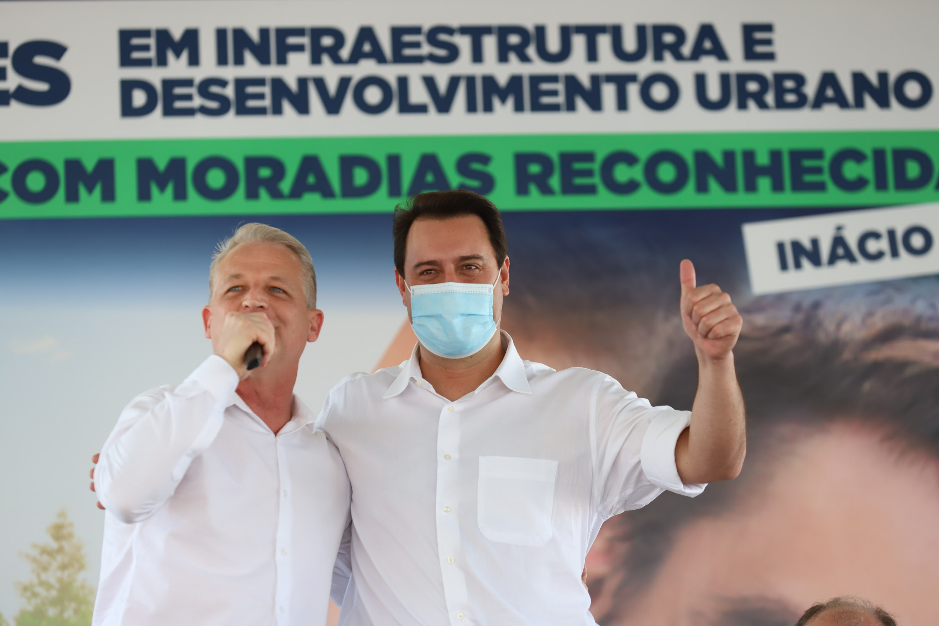 Inacio Martins O governador Carlos Massa Ratinho Junior entrega nesta sexta-feira (24), para Inácio Martins, no Centro-Sul do Estado, 202 títulos de regularização fundiária para moradores do bairro São Roque. E tambem libera R$ 2 milhões para pavimentação de vias. Na foro o prefeito Junior Benato 24/09/2021 - Foto: Geraldo Bubniak/AEN