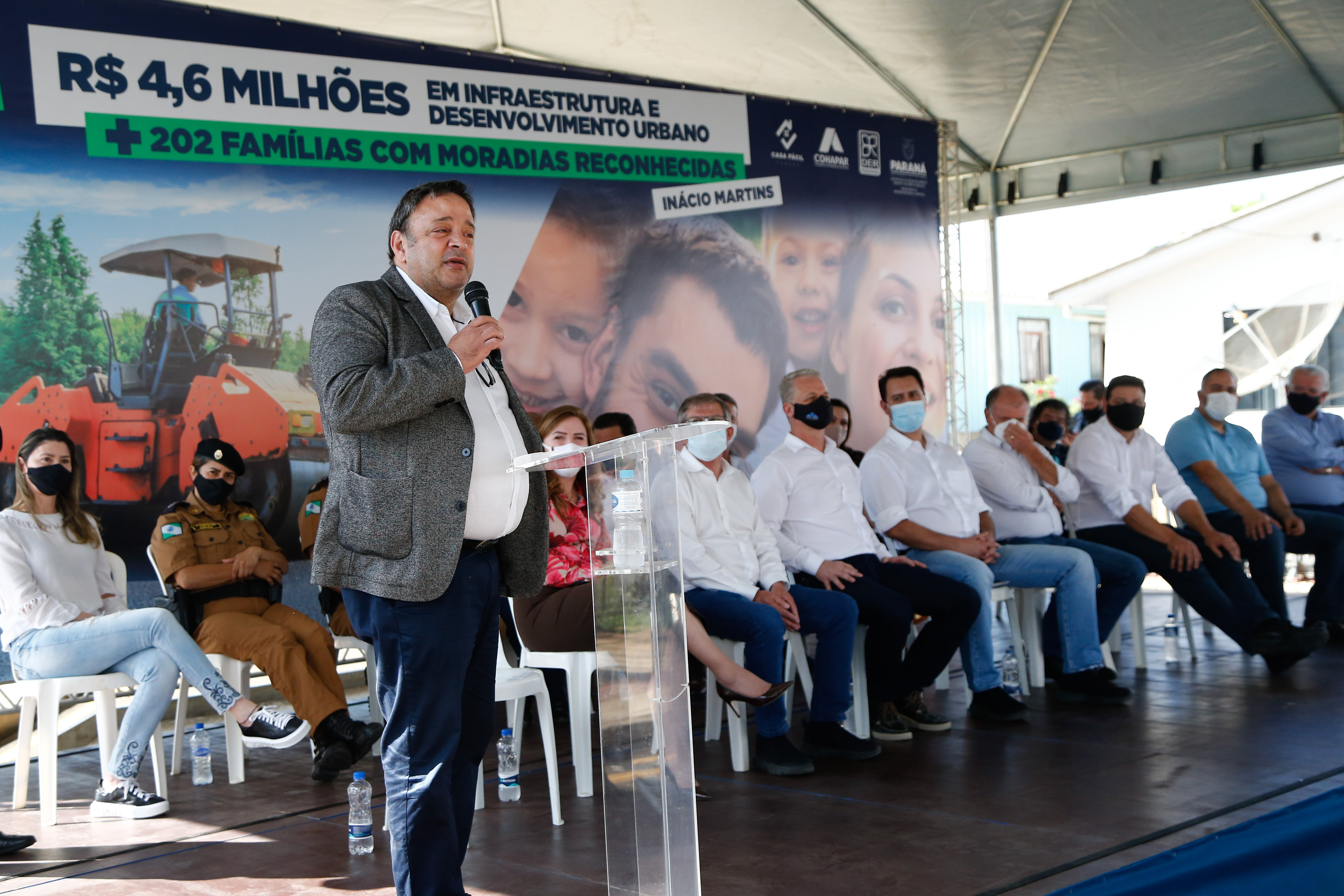 O governador Carlos Massa Ratinho Junior entrega nesta sexta-feira (24), para Inácio Martins, no Centro-Sul do Estado, 202 títulos de regularização fundiária para moradores do bairro São Roque. E tambem libera R$ 2 milhões para pavimentação de vias. 24/09/2021 - Foto: Jonathan Campos/AEN