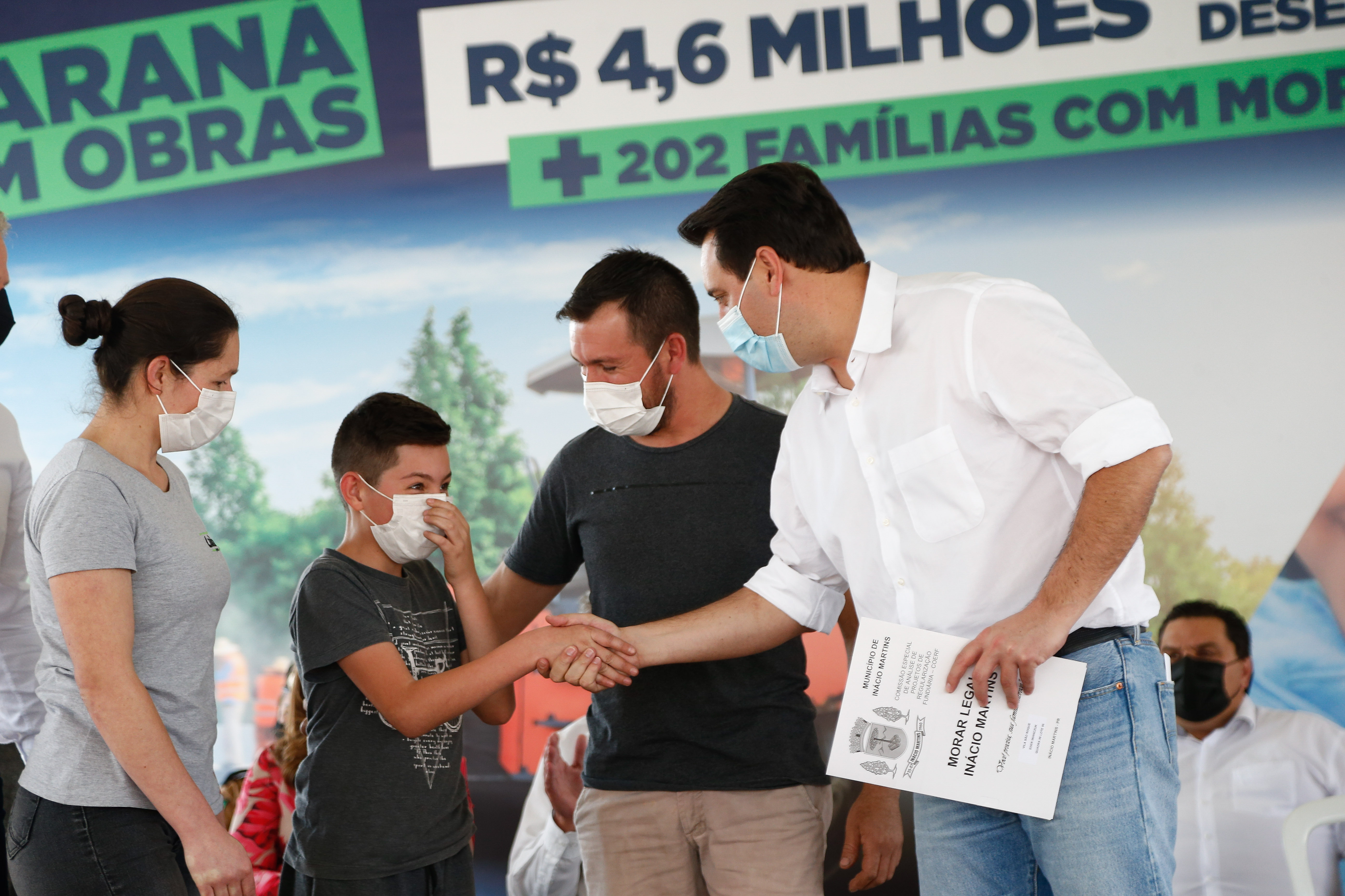O governador Carlos Massa Ratinho Junior entrega nesta sexta-feira (24), para Inácio Martins, no Centro-Sul do Estado, 202 títulos de regularização fundiária para moradores do bairro São Roque. E tambem libera R$ 2 milhões para pavimentação de vias. 24/09/2021 - Foto: Jonathan Campos/AEN
