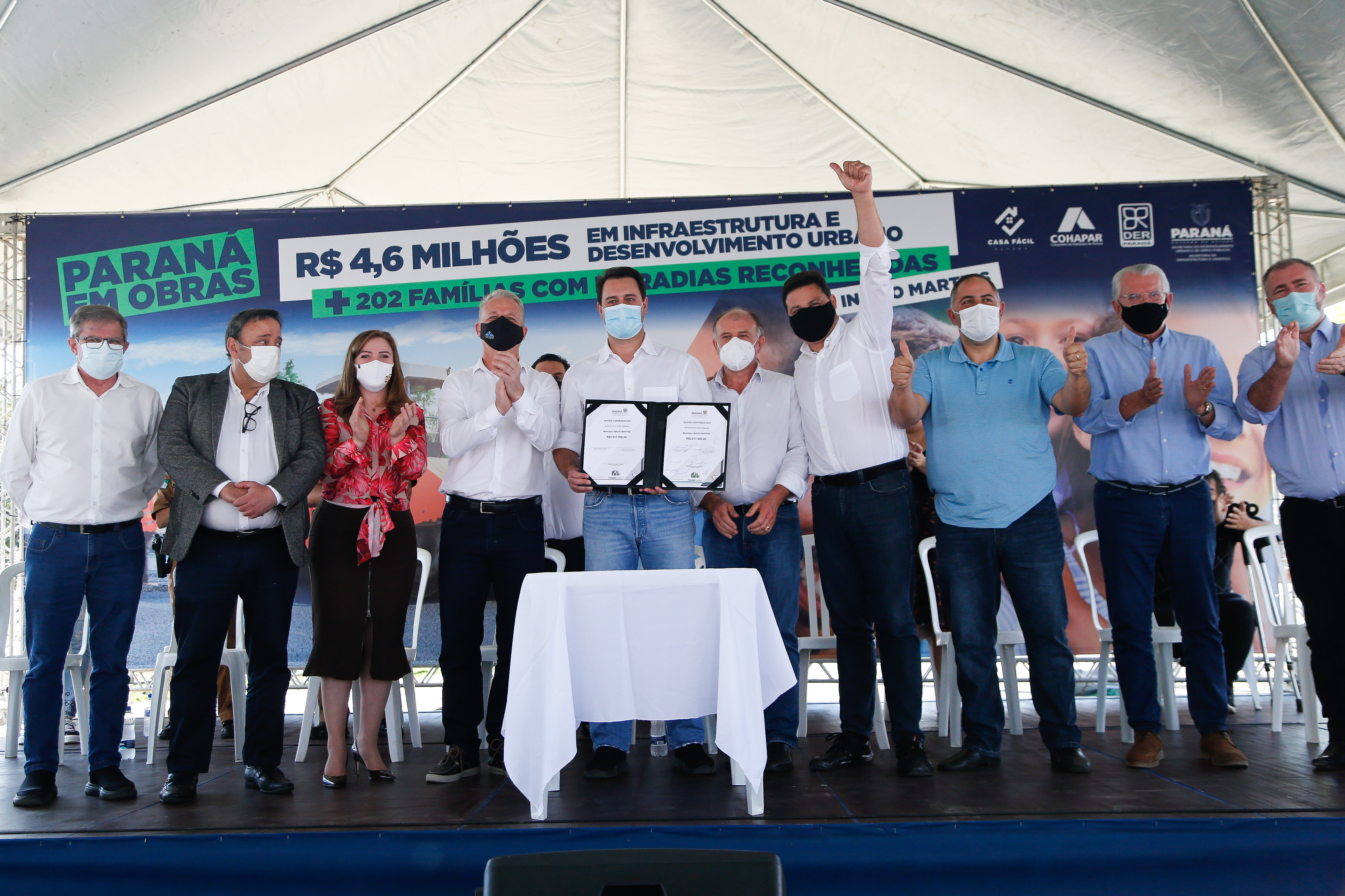 O governador Carlos Massa Ratinho Junior entrega nesta sexta-feira (24), para Inácio Martins, no Centro-Sul do Estado, 202 títulos de regularização fundiária para moradores do bairro São Roque. E tambem libera R$ 2 milhões para pavimentação de vias. 24/09/2021 - Foto: Jonathan Campos/AEN
