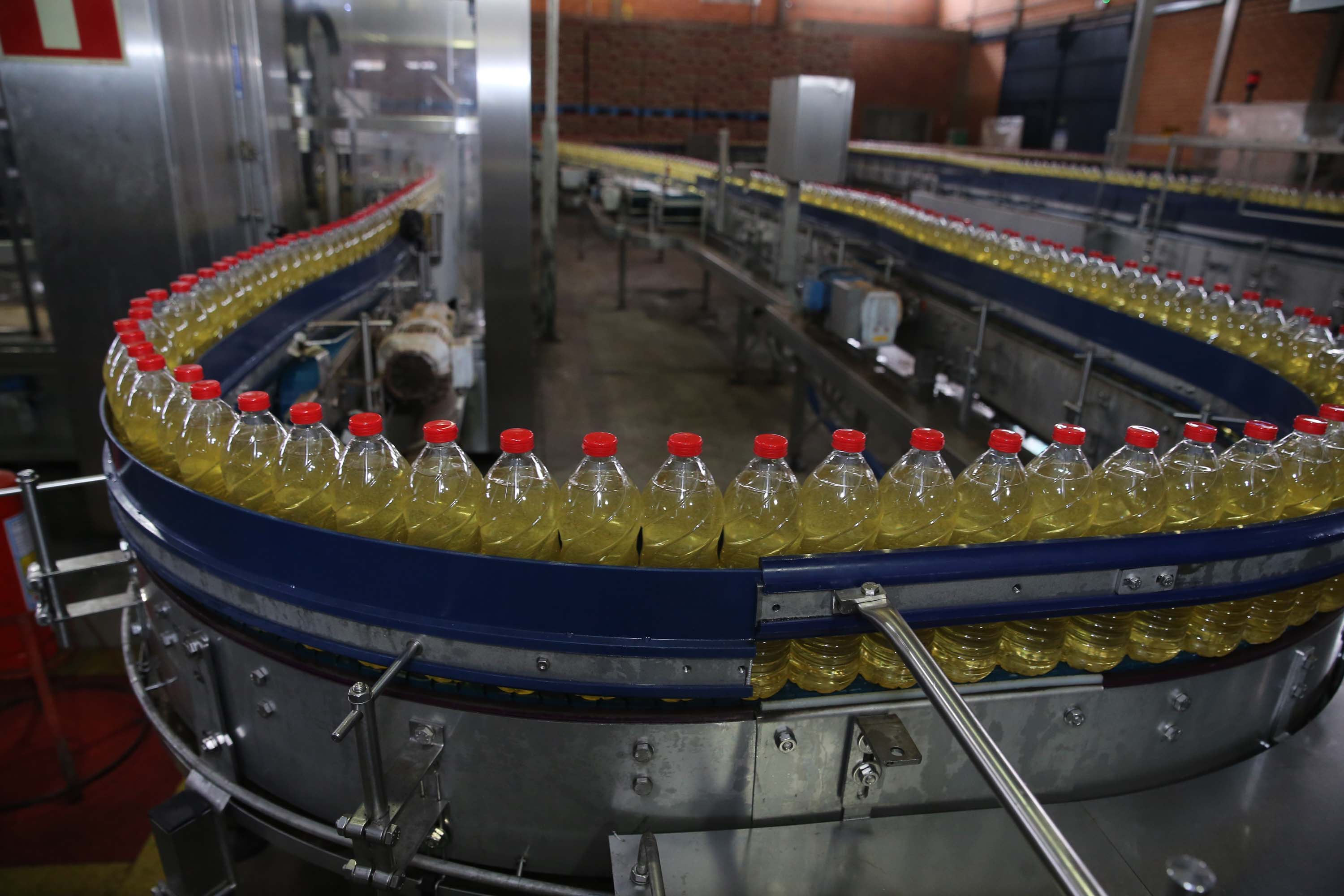 FEITO NO PARANA -  Coamo  cooperativa agro-industrial , a maior cooperativa da América Latina, com sede em Campo Mourão. Tem na linha alimentícia as marcas Primê, Sollus, Dualis e Anniela produz óleo de soja refinado, café torrado e moído, margarinas, farinha de trigo e gordura vegetal hidrogenada. 09/10/2020 -  Foto: Geraldo Bubniak/AEN