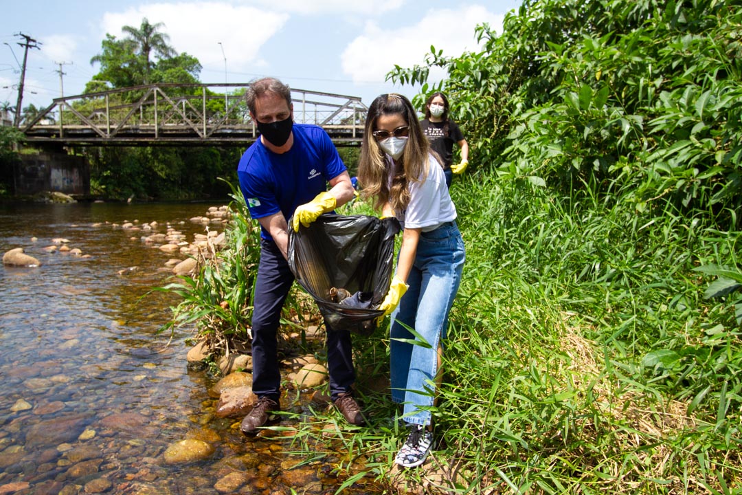 Em Morretes, cerca de 250 quilos de resíduos foram retirados das margens do rio. Evento marcou o início da semana do Voluntariado e  teve a participação da primeira-dama Luciana Saito Massa e do presidente da Sanepar, Claudio Stabile  -  Curitiba, 27/09/2021  -  Foto: André Thiago/Sanepar