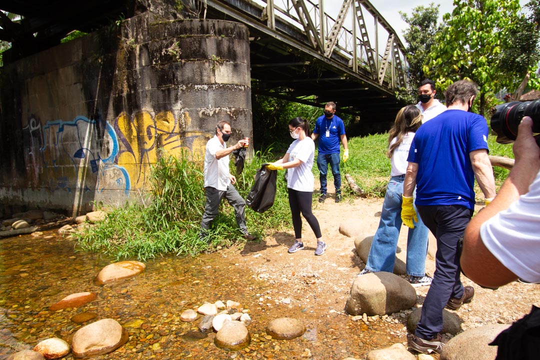 Em Morretes, cerca de 250 quilos de resíduos foram retirados das margens do rio. Evento marcou o início da semana do Voluntariado e  teve a participação da primeira-dama Luciana Saito Massa e do presidente da Sanepar, Claudio Stabile  -  Curitiba, 27/09/2021  -  Foto: André Thiago/Sanepar
