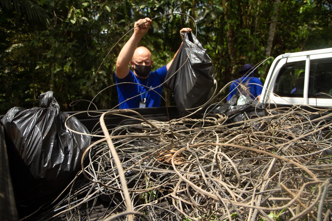 Em Morretes, cerca de 250 quilos de resíduos foram retirados das margens do rio. Evento marcou o início da semana do Voluntariado e  teve a participação da primeira-dama Luciana Saito Massa e do presidente da Sanepar, Claudio Stabile  -  Curitiba, 27/09/2021  -  Foto: André Thiago/Sanepar