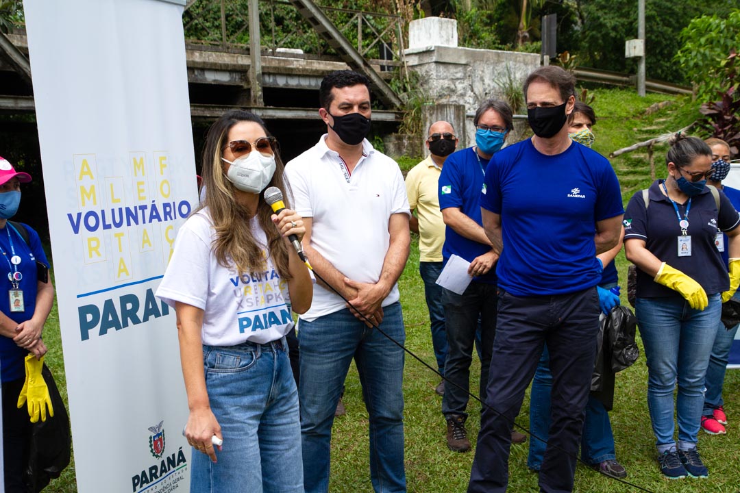 Em Morretes, cerca de 250 quilos de resíduos foram retirados das margens do rio. Evento marcou o início da semana do Voluntariado e  teve a participação da primeira-dama Luciana Saito Massa e do presidente da Sanepar, Claudio Stabile  -  Curitiba, 27/09/2021  -  Foto: André Thiago/Sanepar