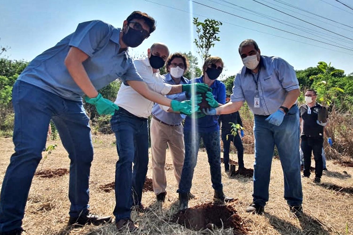 Em Maringá, centenas de objetos foram retirados das margens do Mandacaru  -  Foto: Sanepar