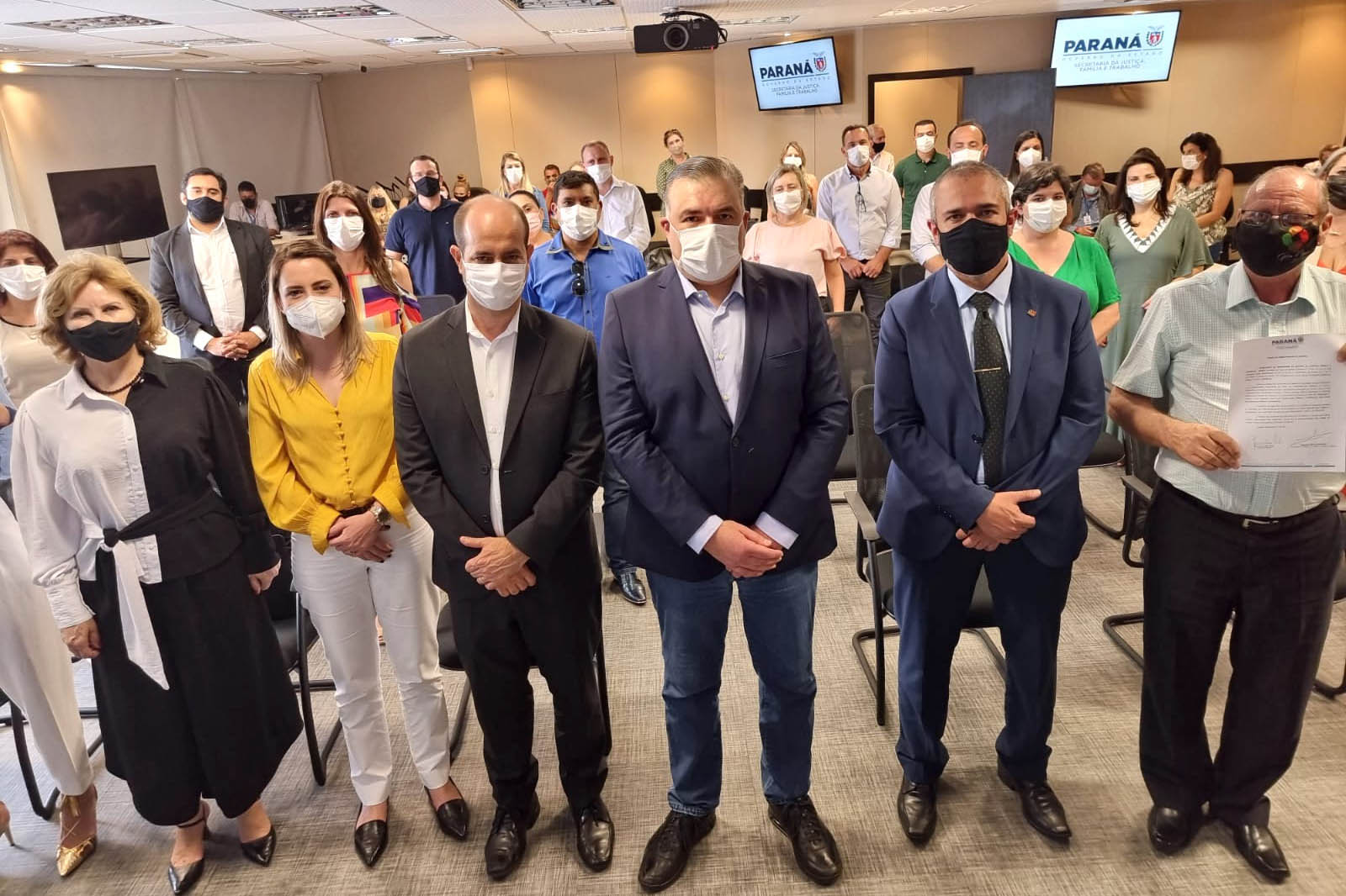 O secretário de Justiça, Família e Trabalho, Ney Leprevost, e representantes de 43 municípios do Estado assinaram nesta terça-feira (28), no Palácio das Araucárias, o termo de adesão ao cofinanciamento Estadual do Incentivo ao Atendimento Emergencial para Crianças e Adolescentes ameaçados de morte e suas famílias. -  Curitiba, 29/09/2021  -  Foto: SEJUF