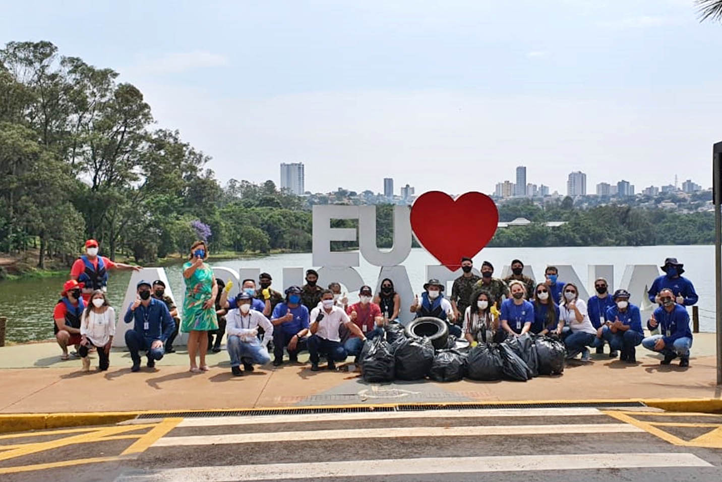 Um mutirão de limpeza tomou conta do Lago Jaboti, principal cartão postal de Apucarana na manhã desta quarta-feira (29). A ação foi promovida pela Companhia de Saneamento do Paraná (Sanepar) e pela Prefeitura de Apucarana, por meio da Secretaria Municipal de Meio Ambiente (Sema), marcando a Semana do Voluntariado do Paraná.  -  Apucarana, 29/09/2021  -  Foto: Sanepar