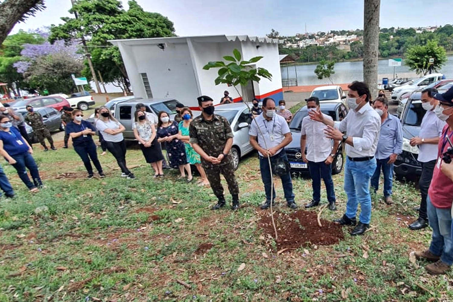 Um mutirão de limpeza tomou conta do Lago Jaboti, principal cartão postal de Apucarana na manhã desta quarta-feira (29). A ação foi promovida pela Companhia de Saneamento do Paraná (Sanepar) e pela Prefeitura de Apucarana, por meio da Secretaria Municipal de Meio Ambiente (Sema), marcando a Semana do Voluntariado do Paraná.  -  Apucarana, 29/09/2021  -  Foto: Sanepar