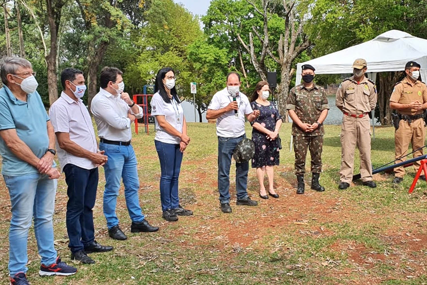 Um mutirão de limpeza tomou conta do Lago Jaboti, principal cartão postal de Apucarana na manhã desta quarta-feira (29). A ação foi promovida pela Companhia de Saneamento do Paraná (Sanepar) e pela Prefeitura de Apucarana, por meio da Secretaria Municipal de Meio Ambiente (Sema), marcando a Semana do Voluntariado do Paraná.  -  Apucarana, 29/09/2021  -  Foto: Sanepar