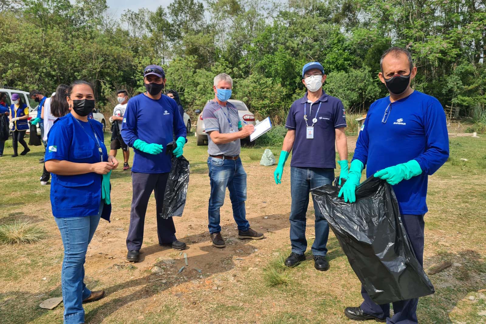 Mutirão retira quatro toneladas de lixo do Arroio da Ronda. Foto: Sanepar