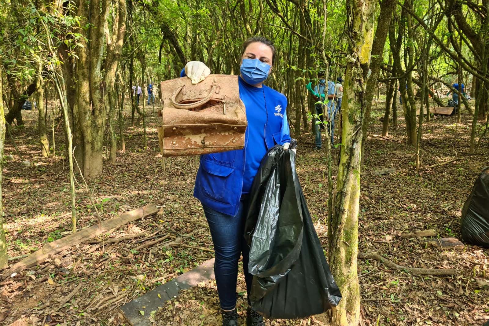 Mutirão retira quatro toneladas de lixo do Arroio da Ronda. Foto: Sanepar