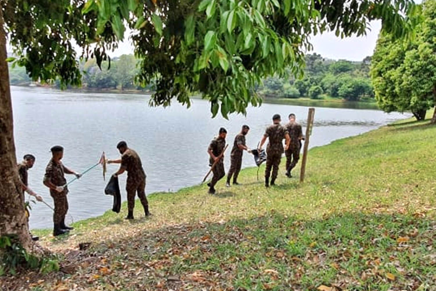 Um mutirão de limpeza tomou conta do Lago Jaboti, principal cartão postal de Apucarana na manhã desta quarta-feira (29). A ação foi promovida pela Companhia de Saneamento do Paraná (Sanepar) e pela Prefeitura de Apucarana, por meio da Secretaria Municipal de Meio Ambiente (Sema), marcando a Semana do Voluntariado do Paraná.  -  Apucarana, 29/09/2021  -  Foto: Sanepar