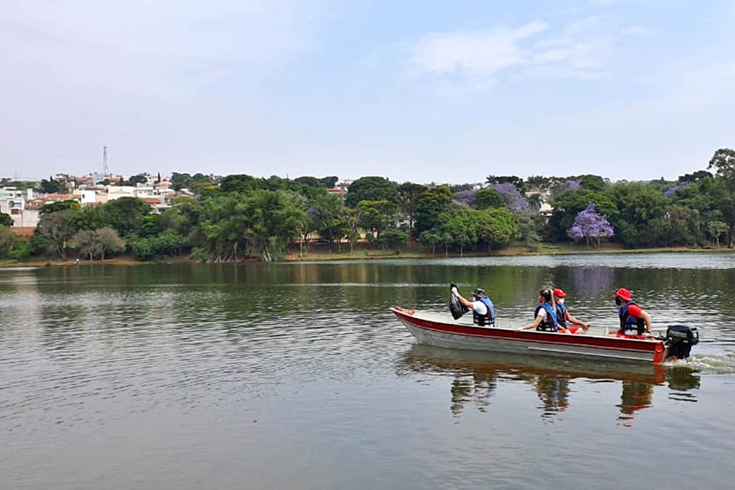 Um mutirão de limpeza tomou conta do Lago Jaboti, principal cartão postal de Apucarana na manhã desta quarta-feira (29). A ação foi promovida pela Companhia de Saneamento do Paraná (Sanepar) e pela Prefeitura de Apucarana, por meio da Secretaria Municipal de Meio Ambiente (Sema), marcando a Semana do Voluntariado do Paraná.  -  Apucarana, 29/09/2021  -  Foto: Sanepar