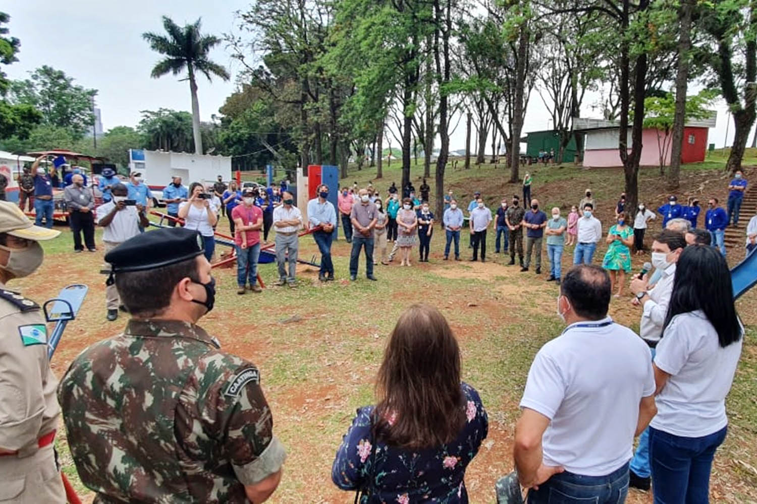 Um mutirão de limpeza tomou conta do Lago Jaboti, principal cartão postal de Apucarana na manhã desta quarta-feira (29). A ação foi promovida pela Companhia de Saneamento do Paraná (Sanepar) e pela Prefeitura de Apucarana, por meio da Secretaria Municipal de Meio Ambiente (Sema), marcando a Semana do Voluntariado do Paraná.  -  Apucarana, 29/09/2021  -  Foto: Sanepar