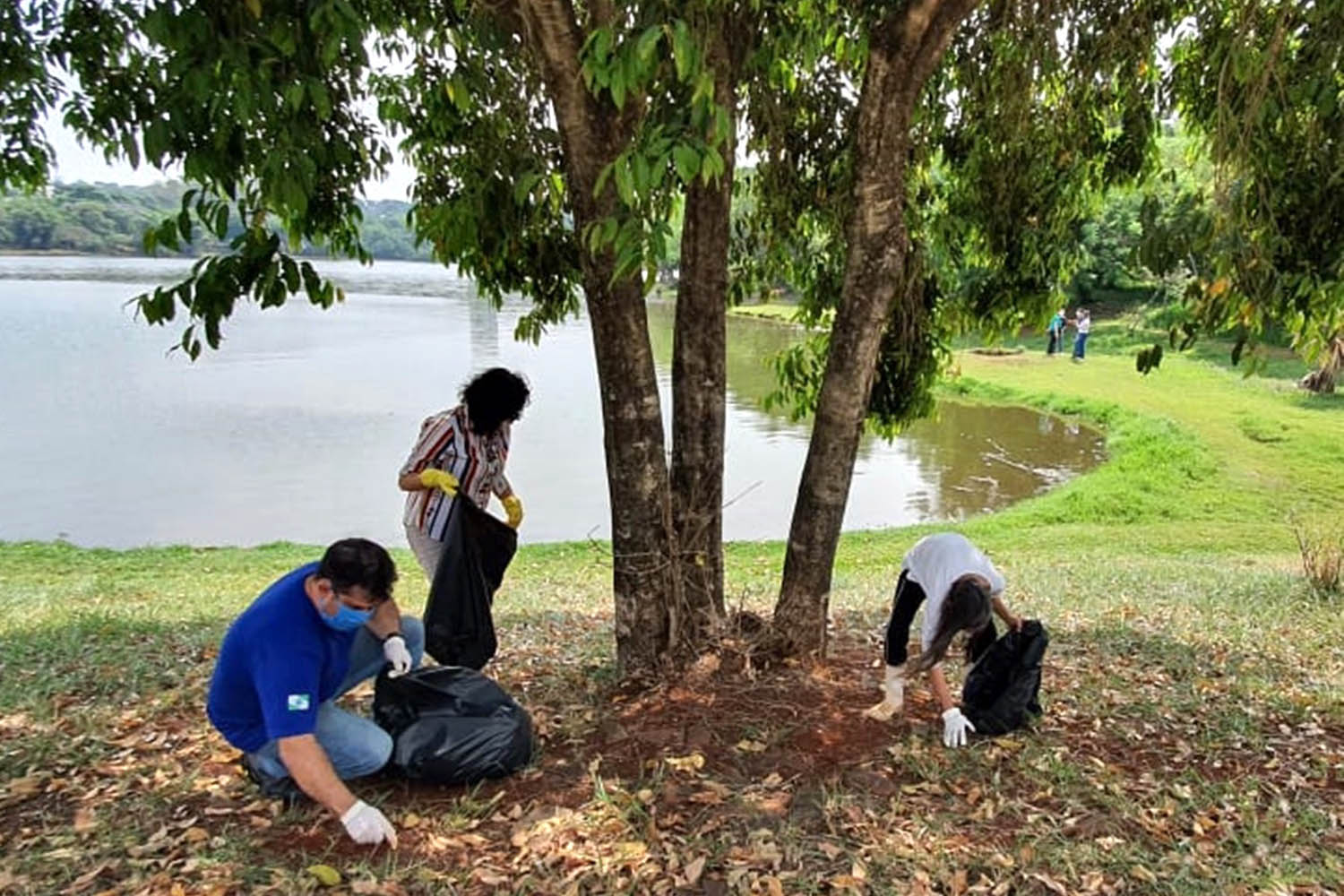 Um mutirão de limpeza tomou conta do Lago Jaboti, principal cartão postal de Apucarana na manhã desta quarta-feira (29). A ação foi promovida pela Companhia de Saneamento do Paraná (Sanepar) e pela Prefeitura de Apucarana, por meio da Secretaria Municipal de Meio Ambiente (Sema), marcando a Semana do Voluntariado do Paraná.  -  Apucarana, 29/09/2021  -  Foto: Sanepar