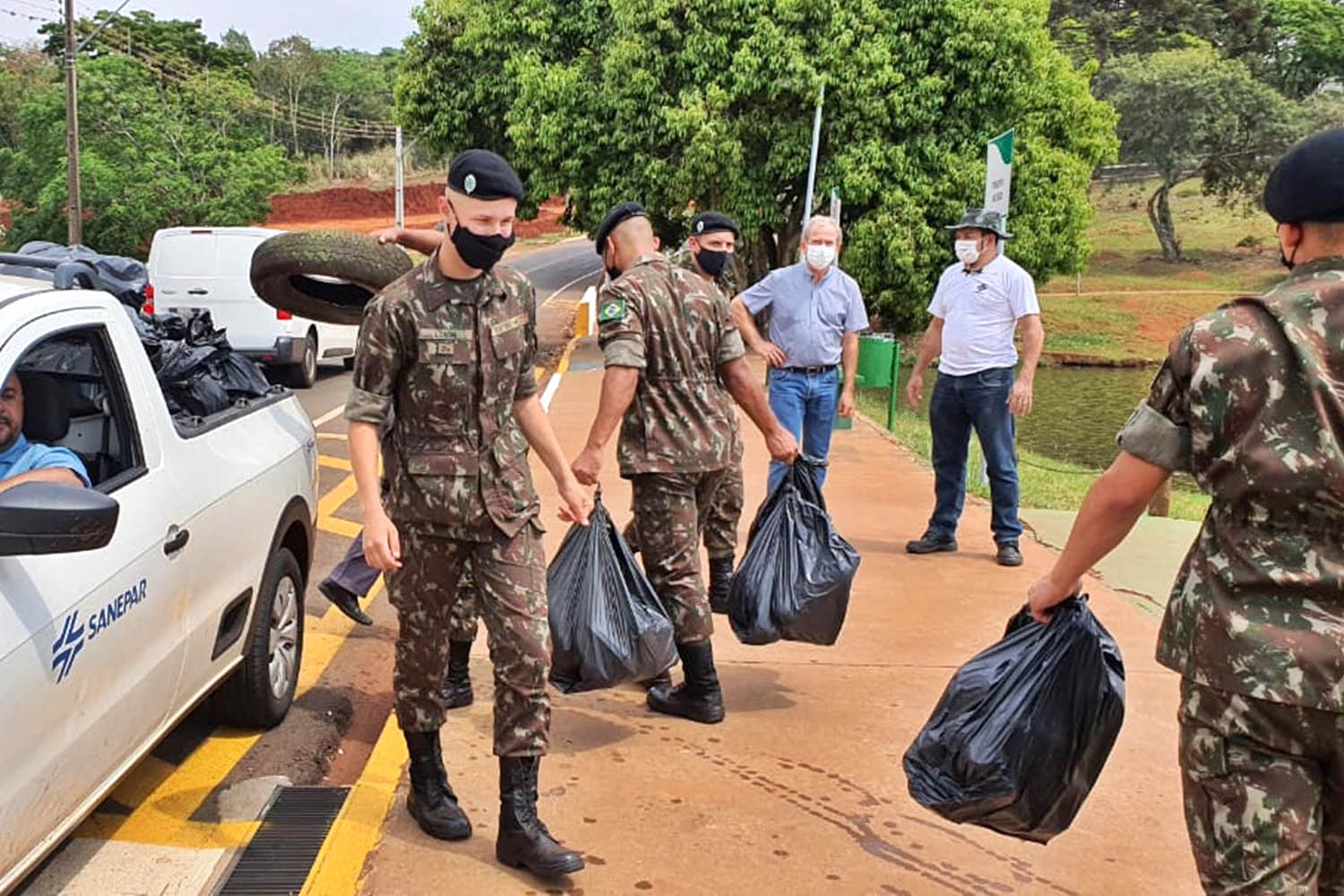 Um mutirão de limpeza tomou conta do Lago Jaboti, principal cartão postal de Apucarana na manhã desta quarta-feira (29). A ação foi promovida pela Companhia de Saneamento do Paraná (Sanepar) e pela Prefeitura de Apucarana, por meio da Secretaria Municipal de Meio Ambiente (Sema), marcando a Semana do Voluntariado do Paraná.  -  Apucarana, 29/09/2021  -  Foto: Sanepar