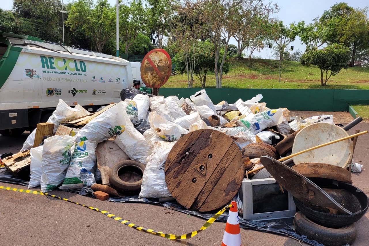 O mutirão ambiental realizado nesta quinta-feira (30) em Cascavel retirou cerca de 12 mil quilos de lixo e entulho nas áreas da bacia do Rio Cascavel, da região do Lago Municipal às margens da BR 277. A ação, promovida pela Sanepar, em parceria com a Copel, Secretaria Municipal de Meio Ambiente, ONG Amigos dos Rios, teve ajuda do Clube Regatas Cascavel, Rotary Clube Integração e voluntários da cidade.  -  Cascavel, 30/09/2021  -  Foto: Sanepar