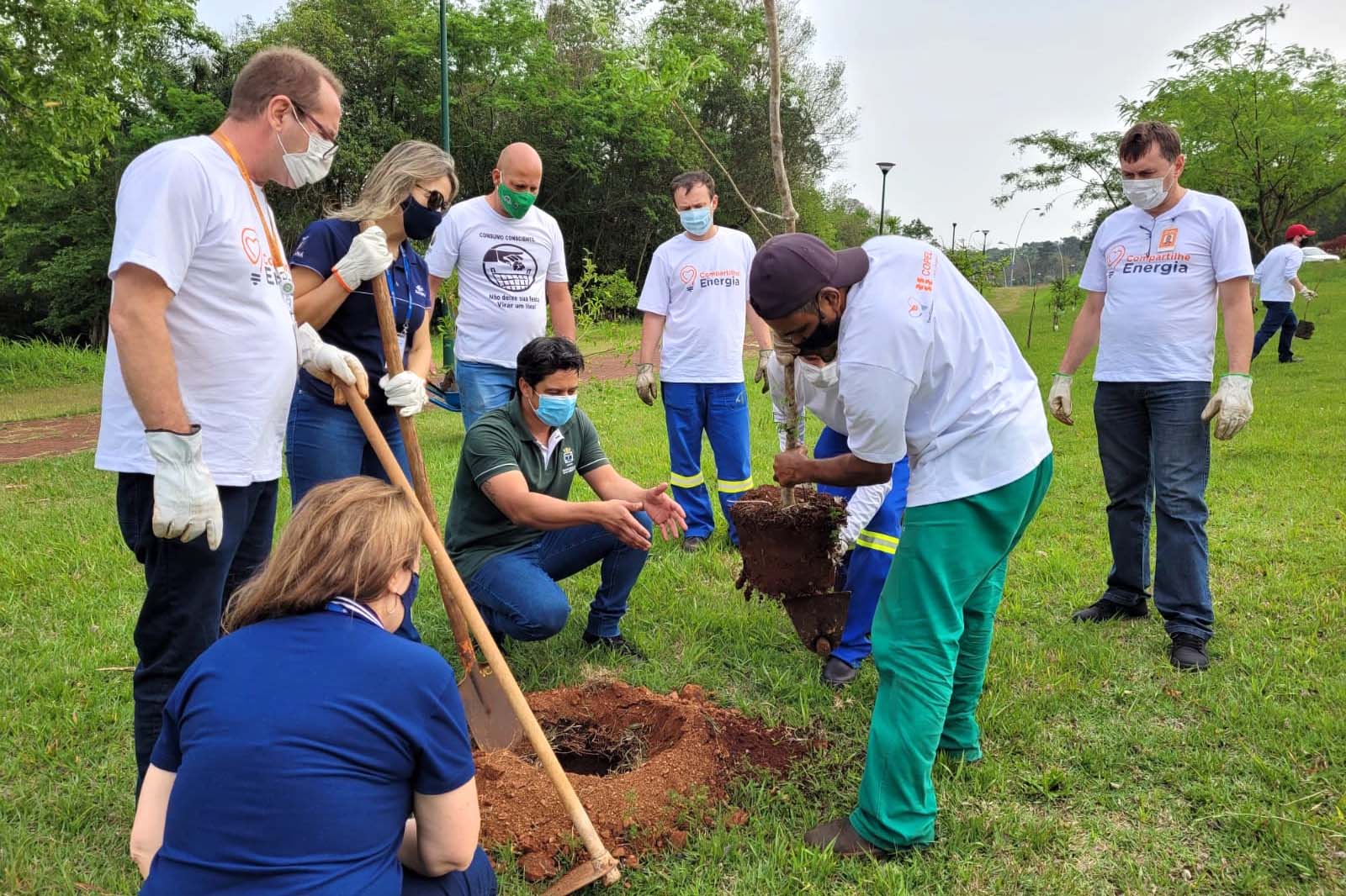 O mutirão ambiental realizado nesta quinta-feira (30) em Cascavel retirou cerca de 12 mil quilos de lixo e entulho nas áreas da bacia do Rio Cascavel, da região do Lago Municipal às margens da BR 277. A ação, promovida pela Sanepar, em parceria com a Copel, Secretaria Municipal de Meio Ambiente, ONG Amigos dos Rios, teve ajuda do Clube Regatas Cascavel, Rotary Clube Integração e voluntários da cidade.  -  Cascavel, 30/09/2021  -  Foto: Sanepar