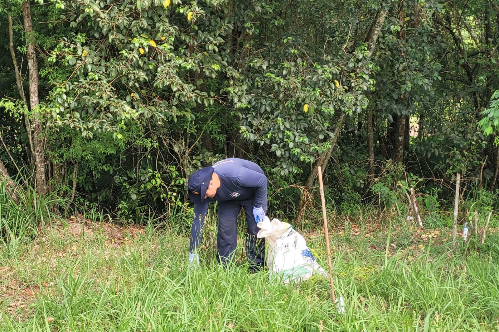 O mutirão ambiental realizado nesta quinta-feira (30) em Cascavel retirou cerca de 12 mil quilos de lixo e entulho nas áreas da bacia do Rio Cascavel, da região do Lago Municipal às margens da BR 277. A ação, promovida pela Sanepar, em parceria com a Copel, Secretaria Municipal de Meio Ambiente, ONG Amigos dos Rios, teve ajuda do Clube Regatas Cascavel, Rotary Clube Integração e voluntários da cidade.  -  Cascavel, 30/09/2021  -  Foto: Sanepar
