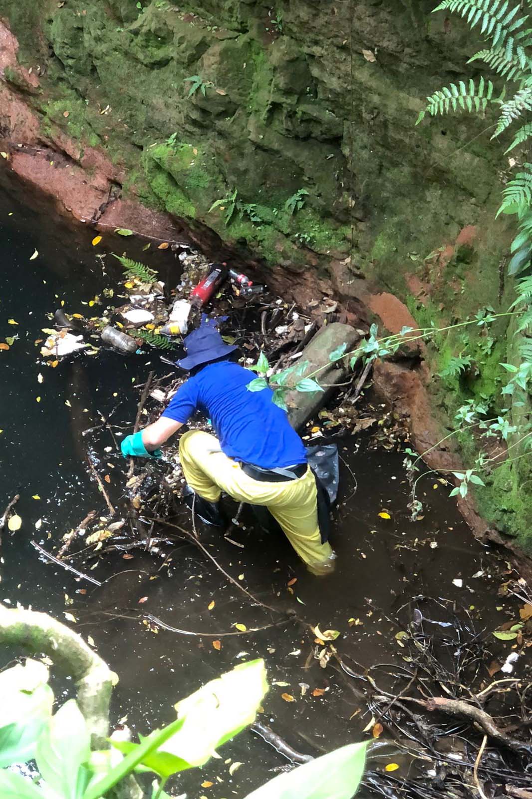 O mutirão ambiental realizado nesta quinta-feira (30) em Cascavel retirou cerca de 12 mil quilos de lixo e entulho nas áreas da bacia do Rio Cascavel, da região do Lago Municipal às margens da BR 277. A ação, promovida pela Sanepar, em parceria com a Copel, Secretaria Municipal de Meio Ambiente, ONG Amigos dos Rios, teve ajuda do Clube Regatas Cascavel, Rotary Clube Integração e voluntários da cidade.  -  Cascavel, 30/09/2021  -  Foto: Sanepar