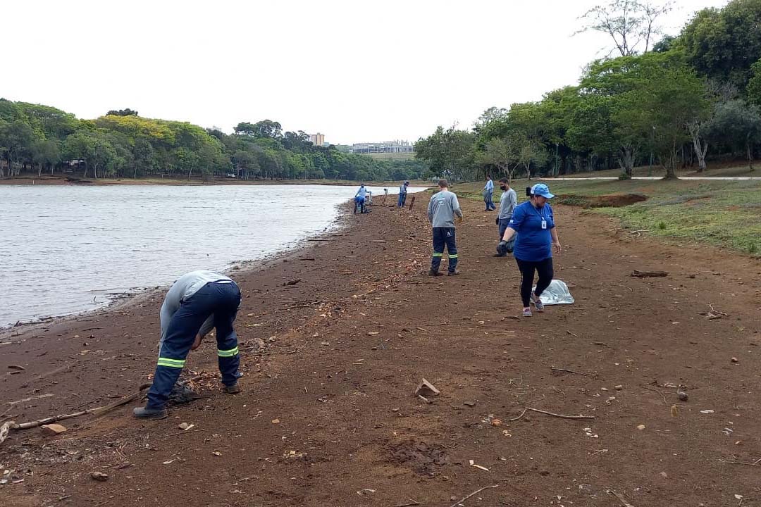 O mutirão ambiental realizado nesta quinta-feira (30) em Cascavel retirou cerca de 12 mil quilos de lixo e entulho nas áreas da bacia do Rio Cascavel, da região do Lago Municipal às margens da BR 277. A ação, promovida pela Sanepar, em parceria com a Copel, Secretaria Municipal de Meio Ambiente, ONG Amigos dos Rios, teve ajuda do Clube Regatas Cascavel, Rotary Clube Integração e voluntários da cidade.  -  Cascavel, 30/09/2021  -  Foto: Sanepar