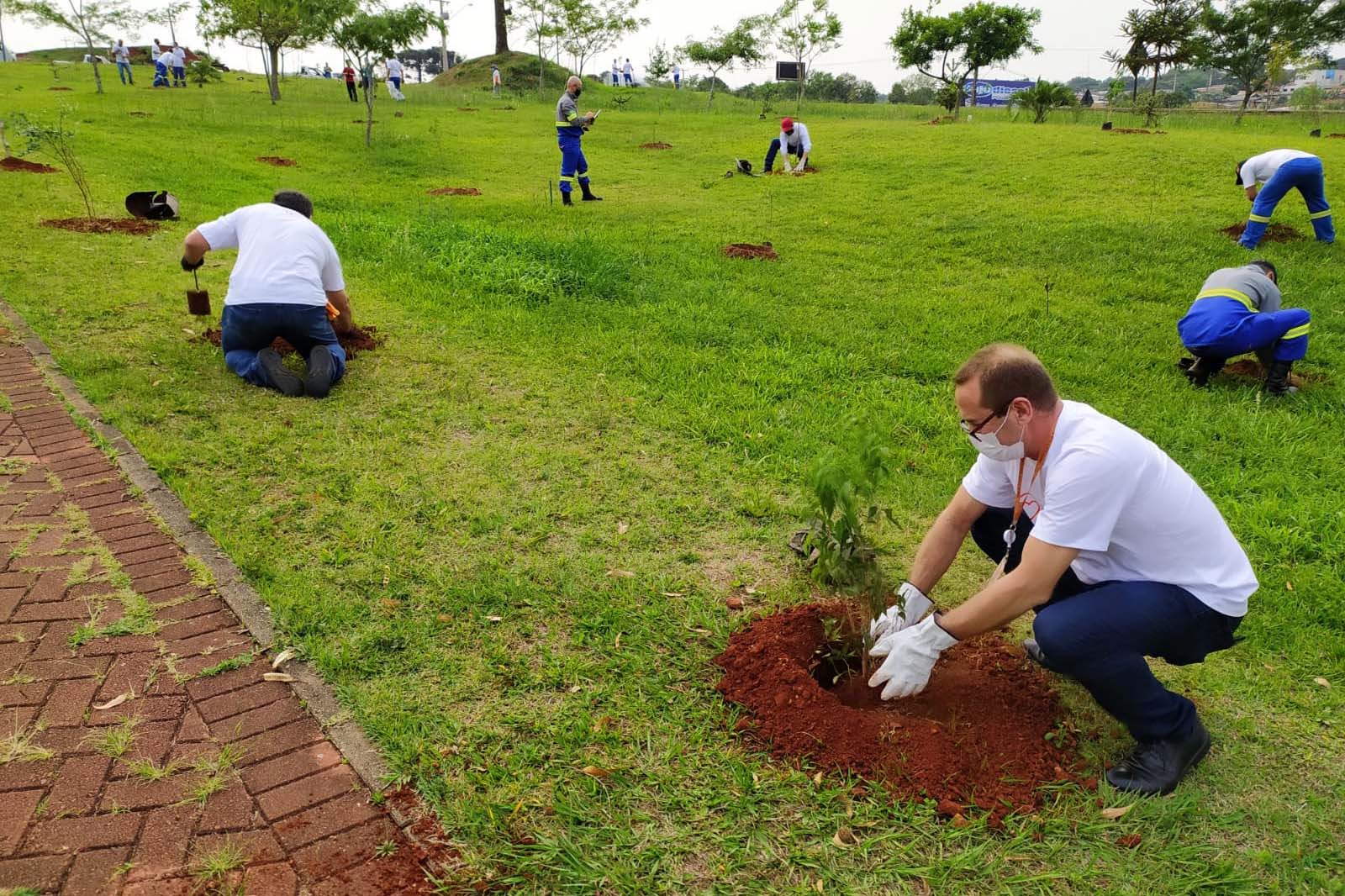 O mutirão ambiental realizado nesta quinta-feira (30) em Cascavel retirou cerca de 12 mil quilos de lixo e entulho nas áreas da bacia do Rio Cascavel, da região do Lago Municipal às margens da BR 277. A ação, promovida pela Sanepar, em parceria com a Copel, Secretaria Municipal de Meio Ambiente, ONG Amigos dos Rios, teve ajuda do Clube Regatas Cascavel, Rotary Clube Integração e voluntários da cidade.  -  Cascavel, 30/09/2021  -  Foto: Sanepar