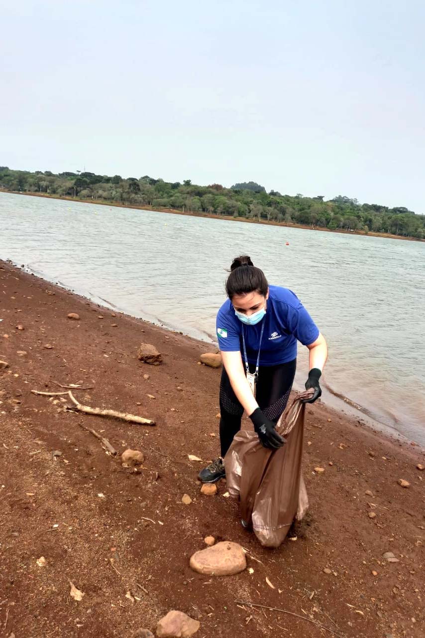 O mutirão ambiental realizado nesta quinta-feira (30) em Cascavel retirou cerca de 12 mil quilos de lixo e entulho nas áreas da bacia do Rio Cascavel, da região do Lago Municipal às margens da BR 277. A ação, promovida pela Sanepar, em parceria com a Copel, Secretaria Municipal de Meio Ambiente, ONG Amigos dos Rios, teve ajuda do Clube Regatas Cascavel, Rotary Clube Integração e voluntários da cidade.  -  Cascavel, 30/09/2021  -  Foto: Sanepar