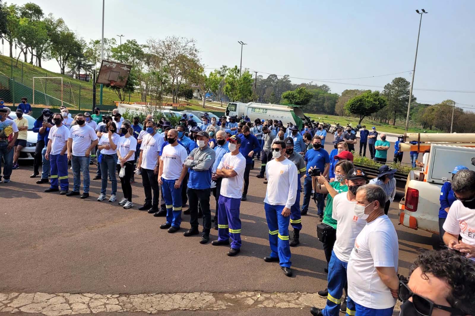 O mutirão ambiental realizado nesta quinta-feira (30) em Cascavel retirou cerca de 12 mil quilos de lixo e entulho nas áreas da bacia do Rio Cascavel, da região do Lago Municipal às margens da BR 277. A ação, promovida pela Sanepar, em parceria com a Copel, Secretaria Municipal de Meio Ambiente, ONG Amigos dos Rios, teve ajuda do Clube Regatas Cascavel, Rotary Clube Integração e voluntários da cidade.  -  Cascavel, 30/09/2021  -  Foto: Sanepar