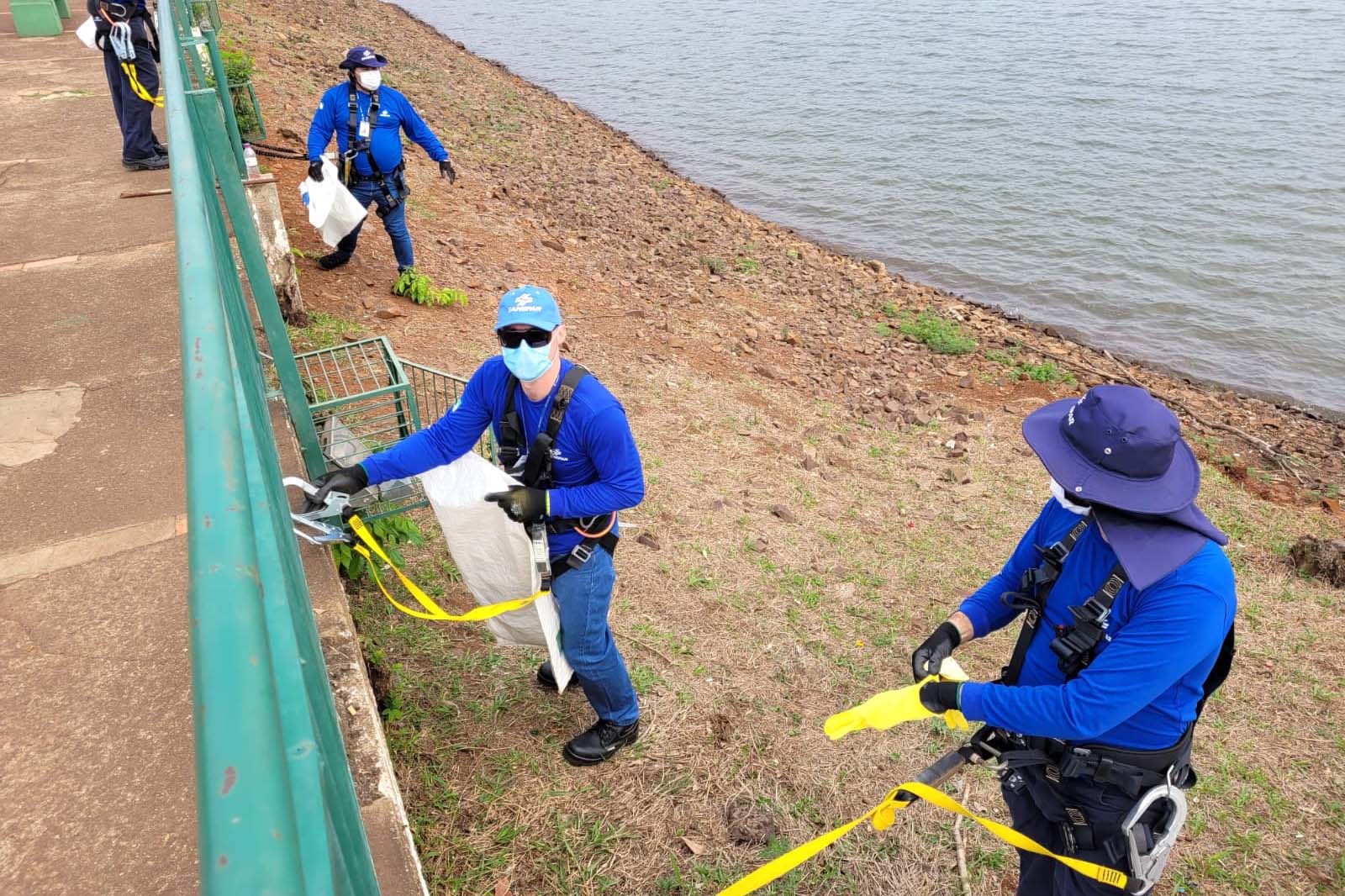 O mutirão ambiental realizado nesta quinta-feira (30) em Cascavel retirou cerca de 12 mil quilos de lixo e entulho nas áreas da bacia do Rio Cascavel, da região do Lago Municipal às margens da BR 277. A ação, promovida pela Sanepar, em parceria com a Copel, Secretaria Municipal de Meio Ambiente, ONG Amigos dos Rios, teve ajuda do Clube Regatas Cascavel, Rotary Clube Integração e voluntários da cidade.  -  Cascavel, 30/09/2021  -  Foto: Sanepar