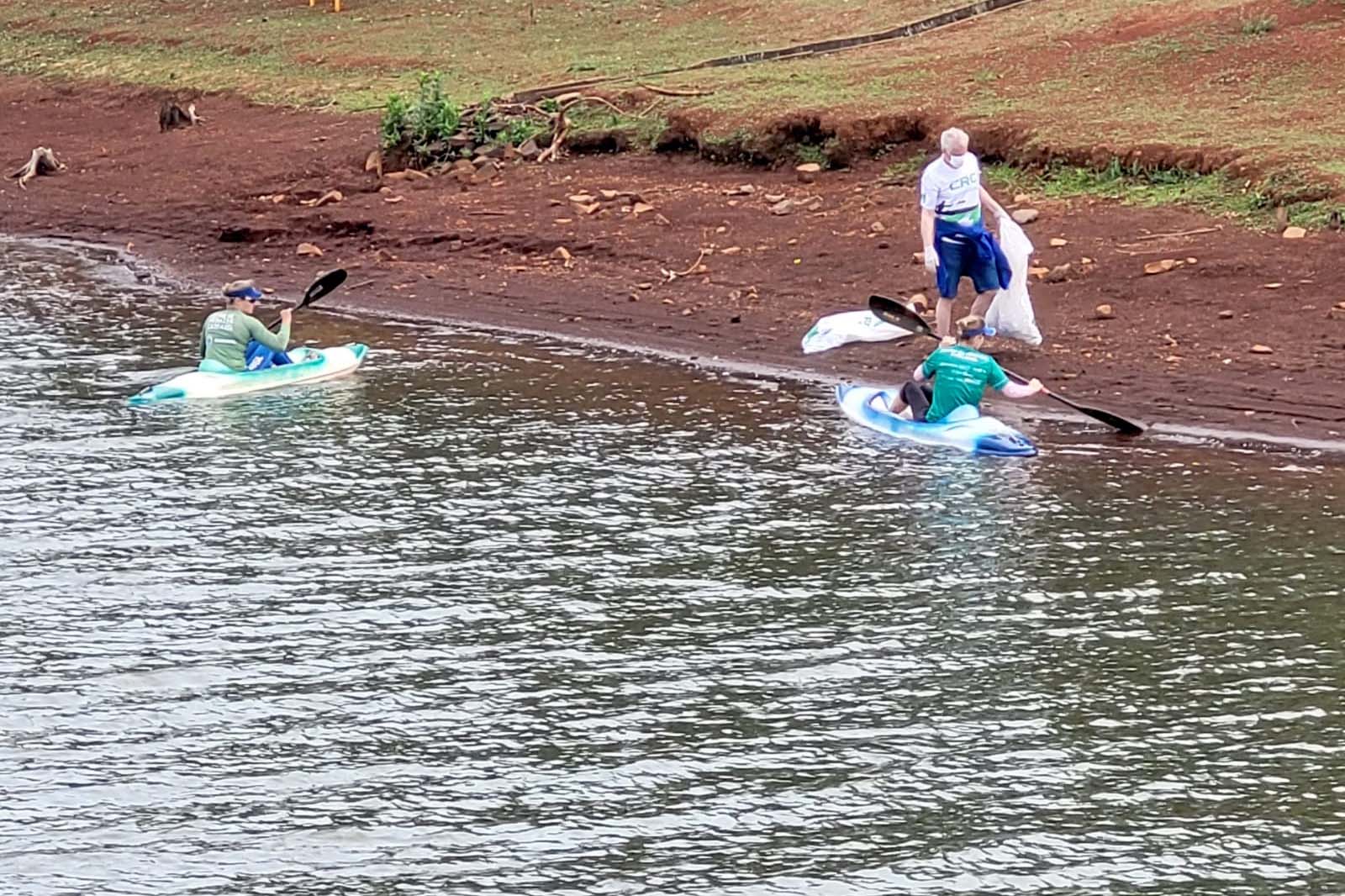 O mutirão ambiental realizado nesta quinta-feira (30) em Cascavel retirou cerca de 12 mil quilos de lixo e entulho nas áreas da bacia do Rio Cascavel, da região do Lago Municipal às margens da BR 277. A ação, promovida pela Sanepar, em parceria com a Copel, Secretaria Municipal de Meio Ambiente, ONG Amigos dos Rios, teve ajuda do Clube Regatas Cascavel, Rotary Clube Integração e voluntários da cidade.  -  Cascavel, 30/09/2021  -  Foto: Sanepar