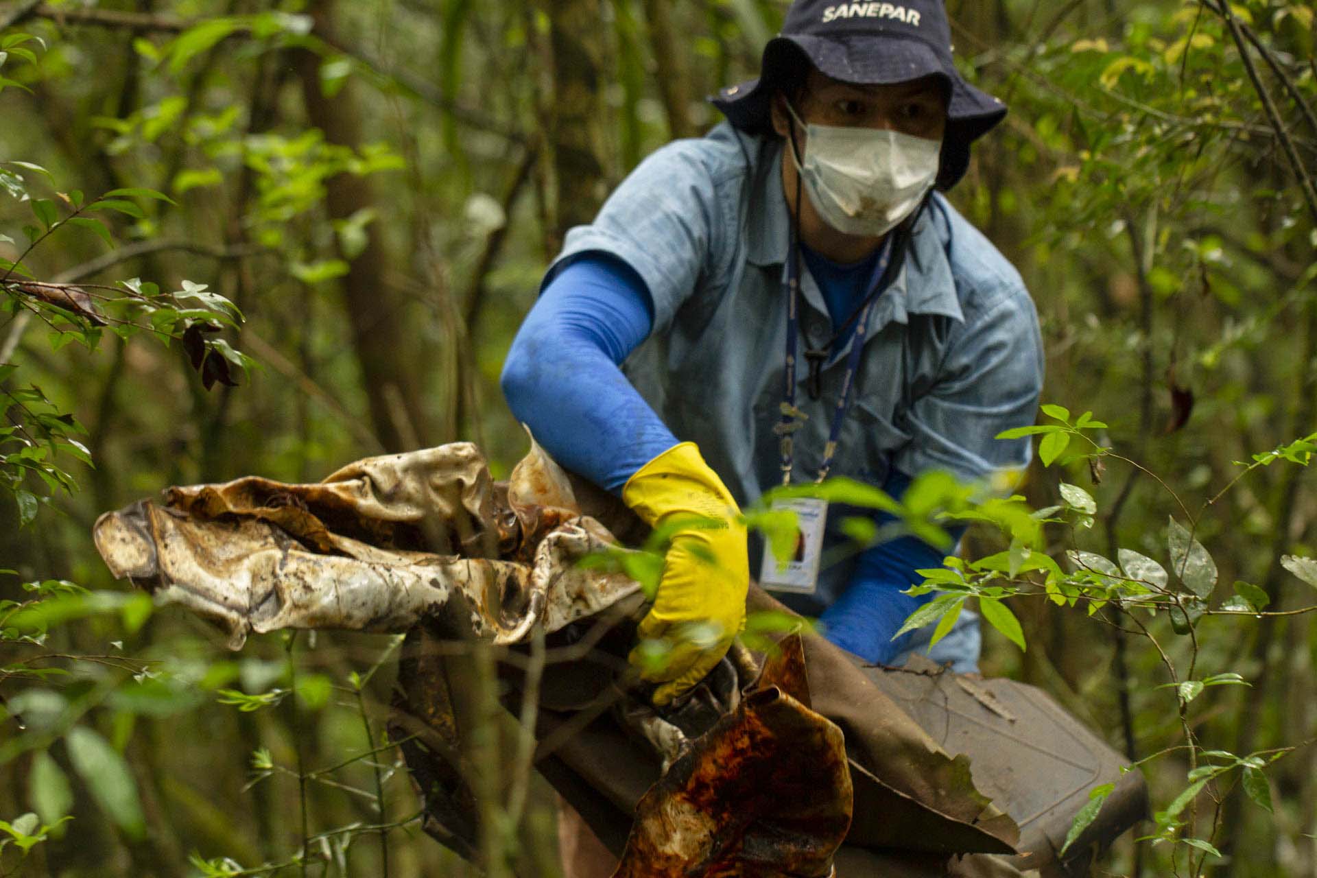 Voluntários da Sanepar e parceiros retiraram cerca de uma tonelada de resíduos da Barragem do Passaúna e do entorno, na manhã desta quinta-feira (30), em Curitiba. O trabalho foi feito com caiaques, stand-ups, canoas e até bicicleta. Participaram cerca de 75 pessoas, da Prefeitura de Curitiba, Rotary Club, Passaúna Paddle Club e da comunidade. -  Curitiba, 30/09/2021  -  Foto: André Thiago/Sanepar
