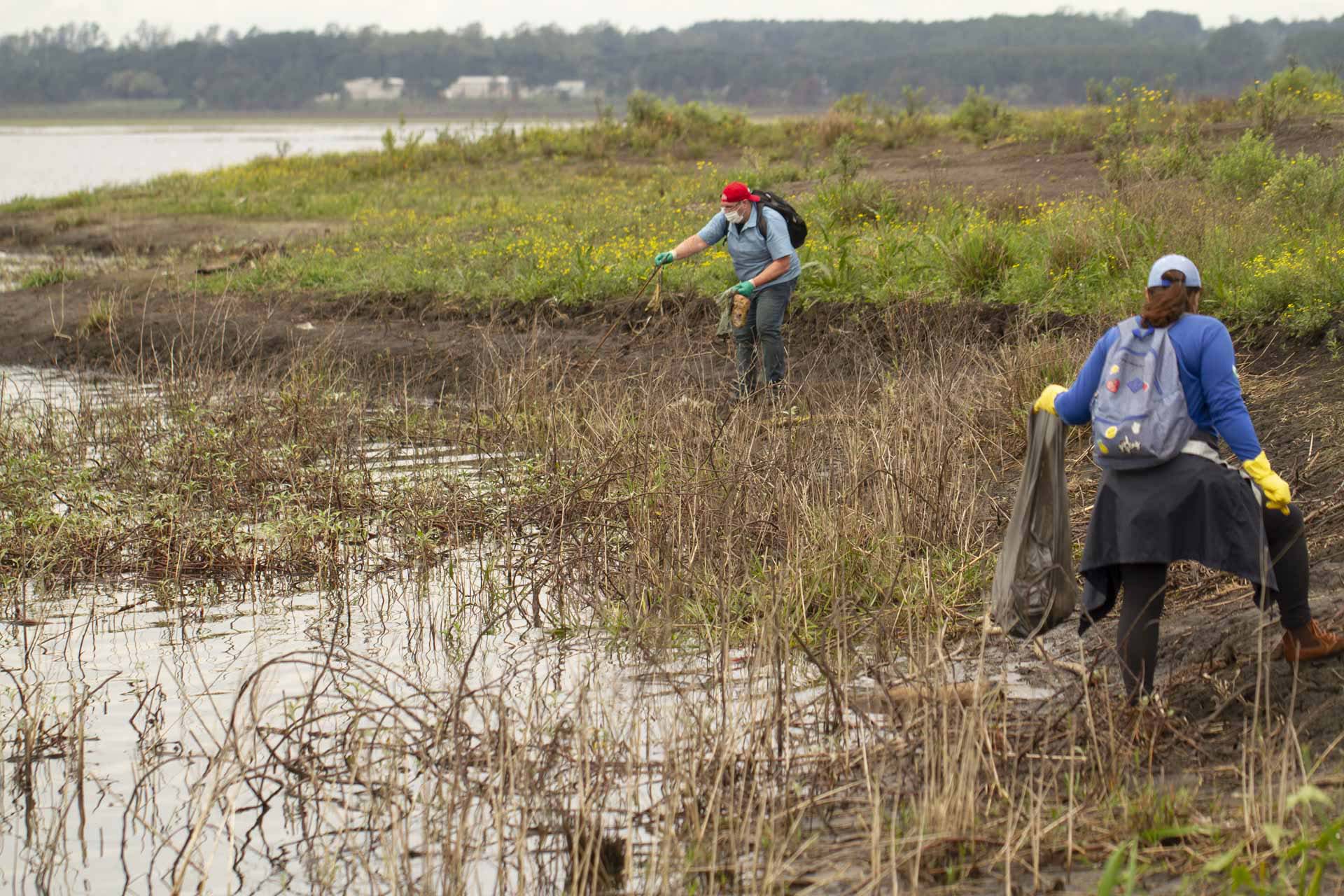 Voluntários da Sanepar e parceiros retiraram cerca de uma tonelada de resíduos da Barragem do Passaúna e do entorno, na manhã desta quinta-feira (30), em Curitiba. O trabalho foi feito com caiaques, stand-ups, canoas e até bicicleta. Participaram cerca de 75 pessoas, da Prefeitura de Curitiba, Rotary Club, Passaúna Paddle Club e da comunidade. -  Curitiba, 30/09/2021  -  Foto: André Thiago/Sanepar