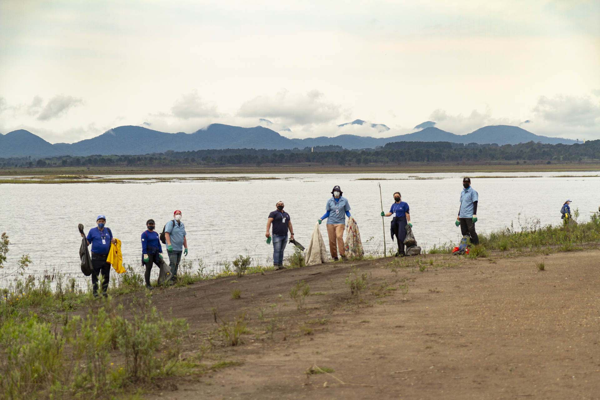 Voluntários da Sanepar e parceiros retiraram cerca de uma tonelada de resíduos da Barragem do Passaúna e do entorno, na manhã desta quinta-feira (30), em Curitiba. O trabalho foi feito com caiaques, stand-ups, canoas e até bicicleta. Participaram cerca de 75 pessoas, da Prefeitura de Curitiba, Rotary Club, Passaúna Paddle Club e da comunidade. -  Curitiba, 30/09/2021  -  Foto: André Thiago/Sanepar