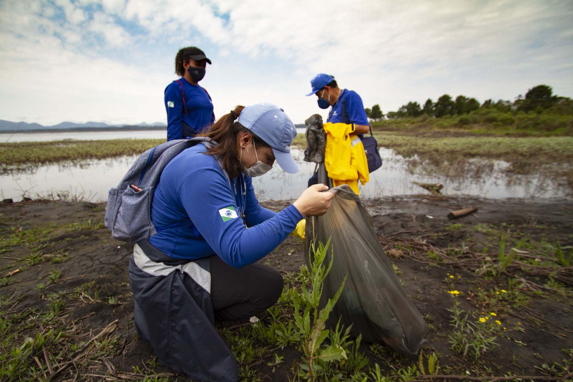 Voluntários da Sanepar e parceiros retiraram cerca de uma tonelada de resíduos da Barragem do Passaúna e do entorno, na manhã desta quinta-feira (30), em Curitiba. O trabalho foi feito com caiaques, stand-ups, canoas e até bicicleta. Participaram cerca de 75 pessoas, da Prefeitura de Curitiba, Rotary Club, Passaúna Paddle Club e da comunidade. -  Curitiba, 30/09/2021  -  Foto: André Thiago/Sanepar