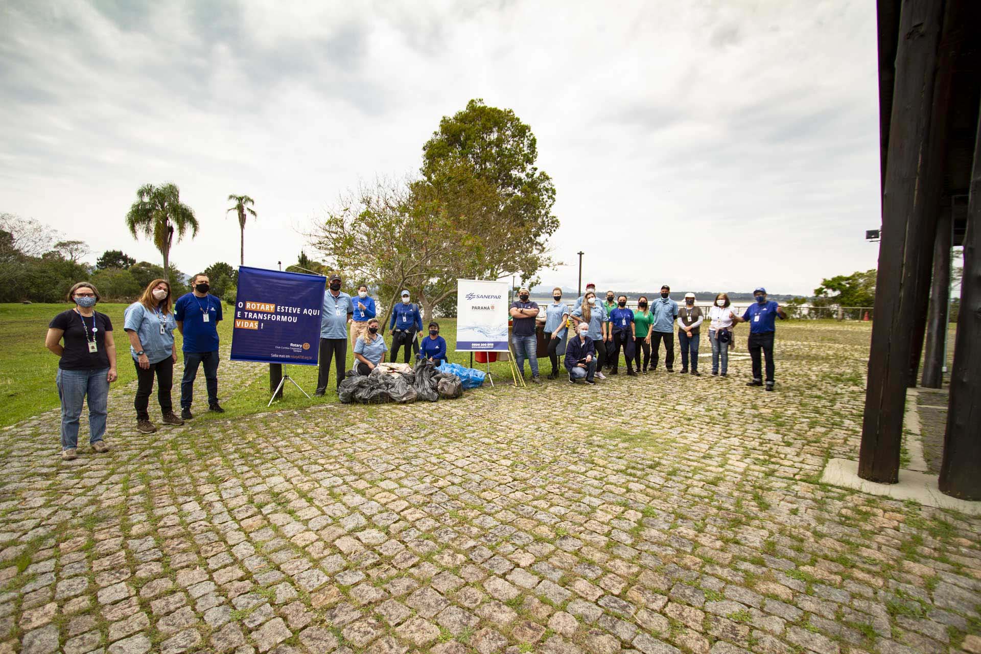 Voluntários da Sanepar e parceiros retiraram cerca de uma tonelada de resíduos da Barragem do Passaúna e do entorno, na manhã desta quinta-feira (30), em Curitiba. O trabalho foi feito com caiaques, stand-ups, canoas e até bicicleta. Participaram cerca de 75 pessoas, da Prefeitura de Curitiba, Rotary Club, Passaúna Paddle Club e da comunidade. -  Curitiba, 30/09/2021  -  Foto: André Thiago/Sanepar