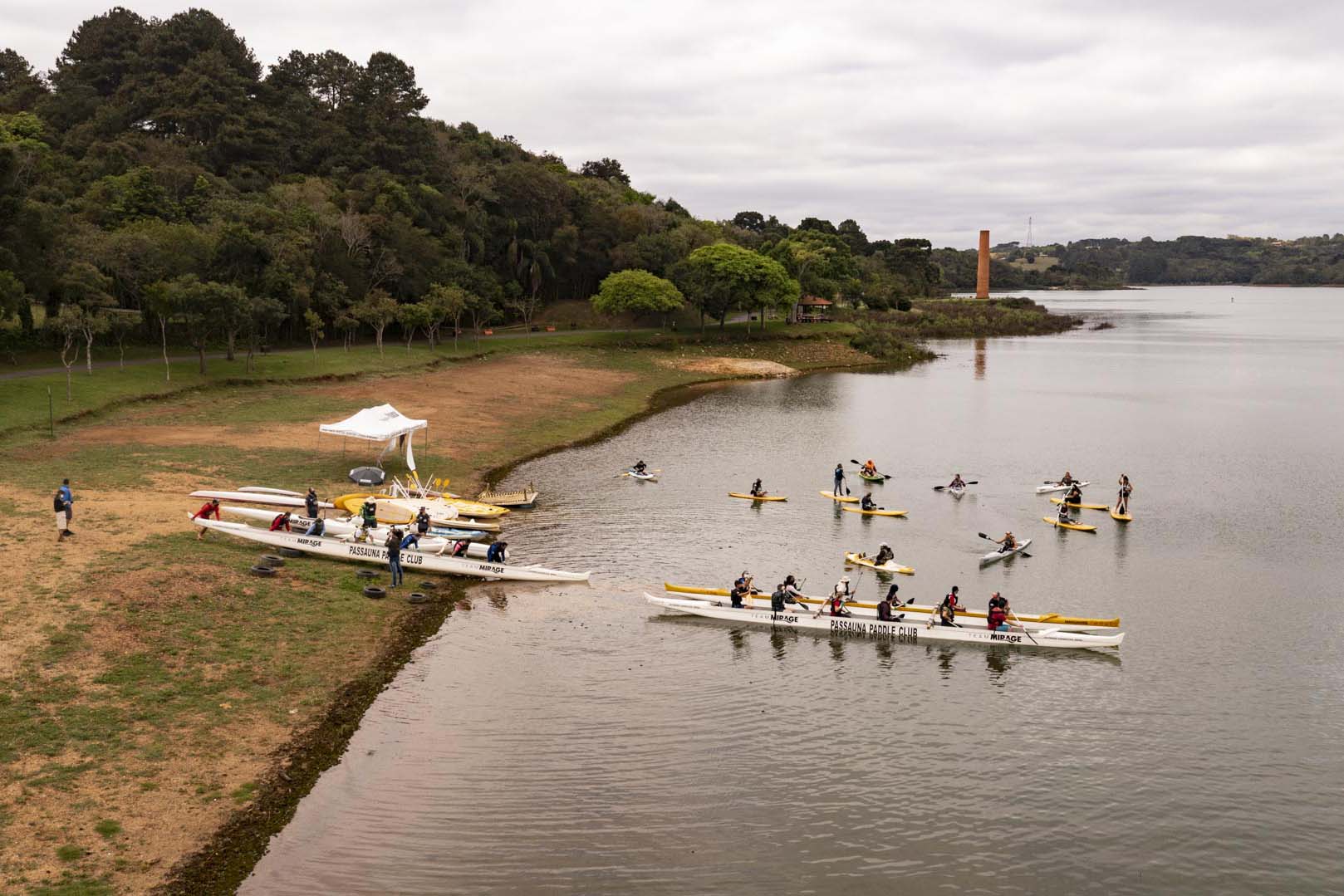 Voluntários da Sanepar e parceiros retiraram cerca de uma tonelada de resíduos da Barragem do Passaúna e do entorno, na manhã desta quinta-feira (30), em Curitiba. O trabalho foi feito com caiaques, stand-ups, canoas e até bicicleta. Participaram cerca de 75 pessoas, da Prefeitura de Curitiba, Rotary Club, Passaúna Paddle Club e da comunidade. -  Curitiba, 30/09/2021  -  Foto: André Thiago/Sanepar