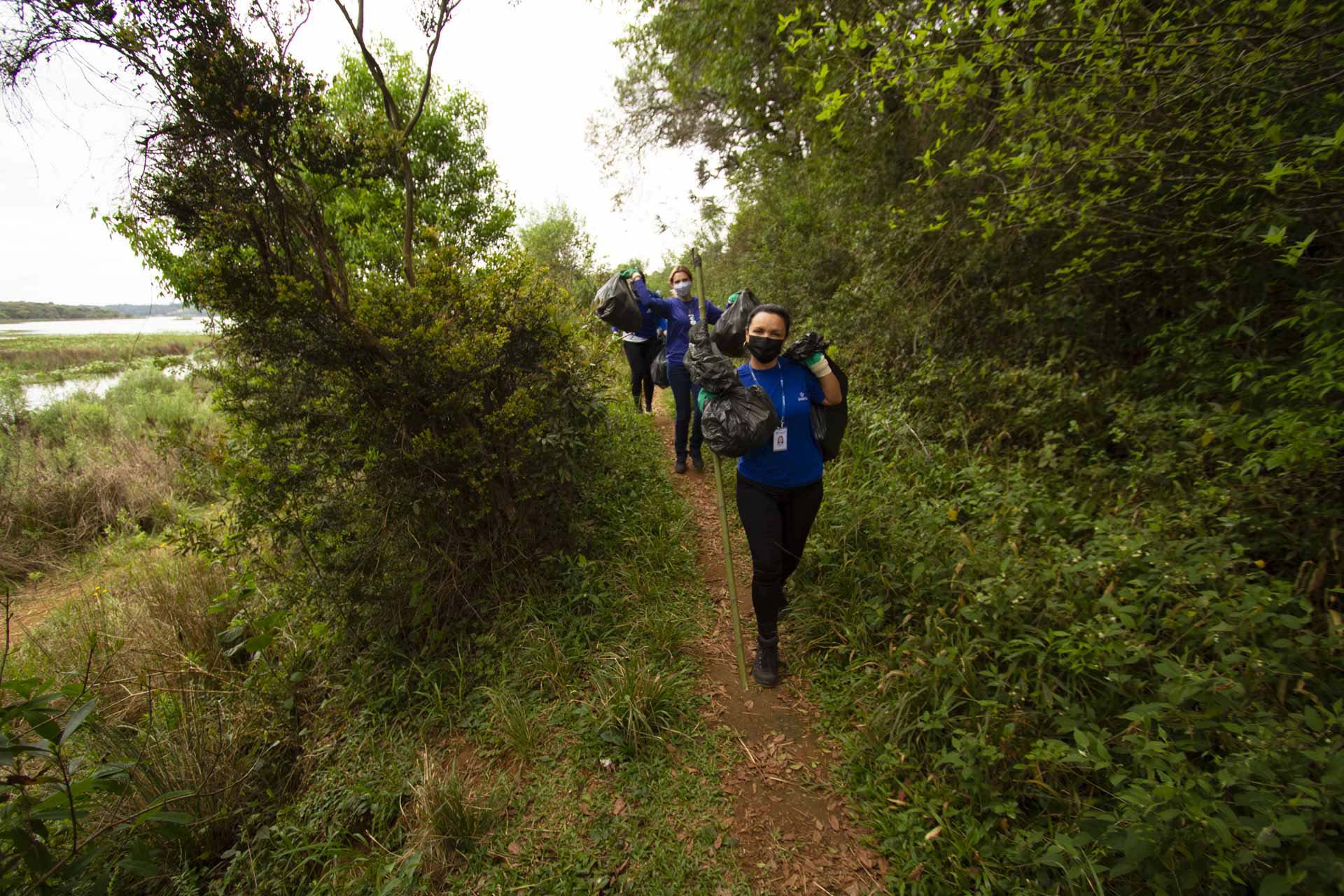 Voluntários da Sanepar e parceiros retiraram cerca de uma tonelada de resíduos da Barragem do Passaúna e do entorno, na manhã desta quinta-feira (30), em Curitiba. O trabalho foi feito com caiaques, stand-ups, canoas e até bicicleta. Participaram cerca de 75 pessoas, da Prefeitura de Curitiba, Rotary Club, Passaúna Paddle Club e da comunidade. -  Curitiba, 30/09/2021  -  Foto: André Thiago/Sanepar