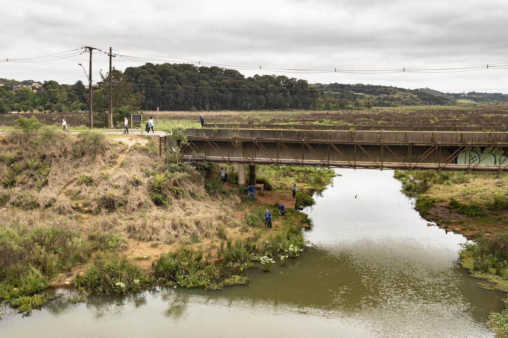 Voluntários da Sanepar e parceiros retiraram cerca de uma tonelada de resíduos da Barragem do Passaúna e do entorno, na manhã desta quinta-feira (30), em Curitiba. O trabalho foi feito com caiaques, stand-ups, canoas e até bicicleta. Participaram cerca de 75 pessoas, da Prefeitura de Curitiba, Rotary Club, Passaúna Paddle Club e da comunidade. -  Curitiba, 30/09/2021  -  Foto: André Thiago/Sanepar