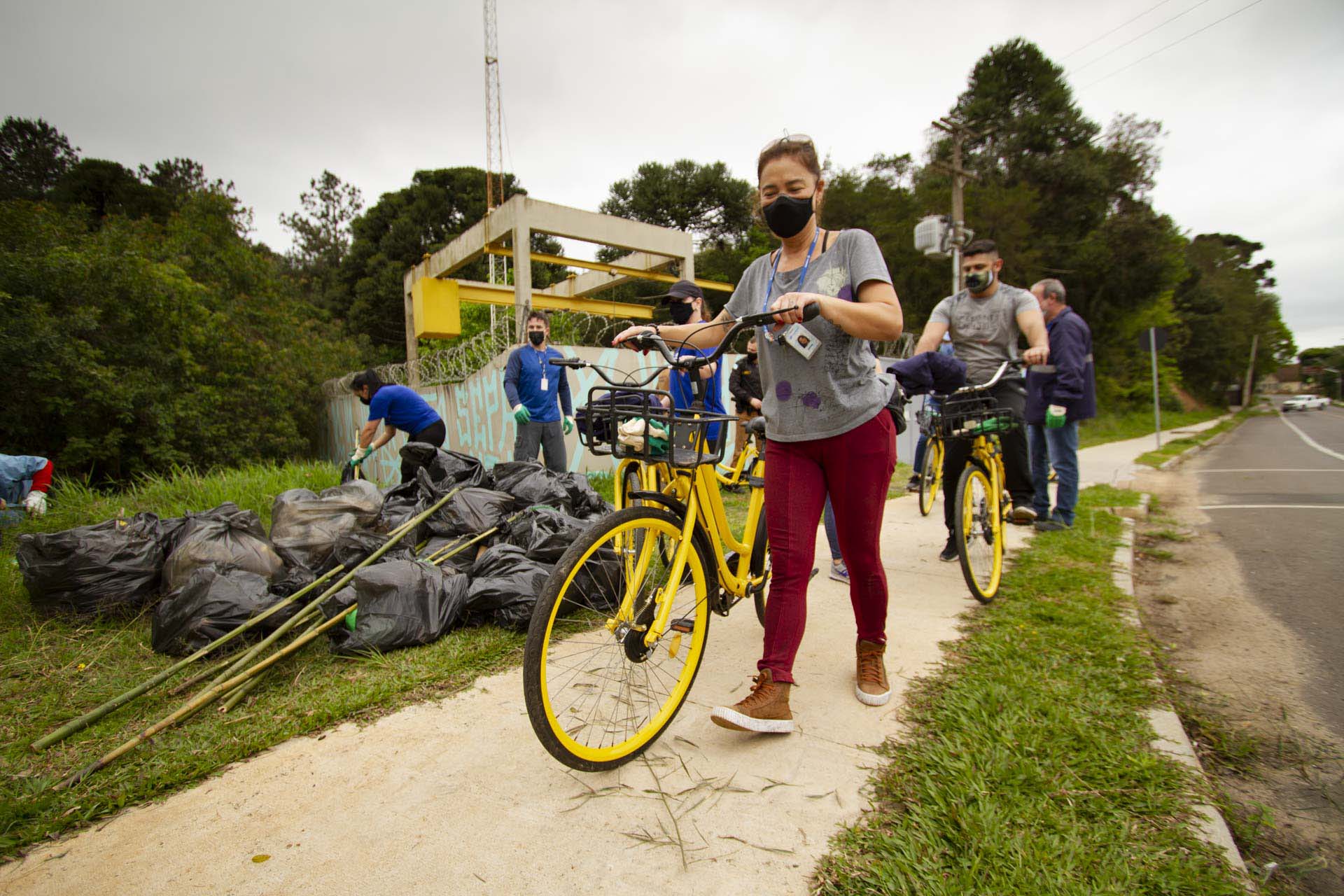 Voluntários da Sanepar e parceiros retiraram cerca de uma tonelada de resíduos da Barragem do Passaúna e do entorno, na manhã desta quinta-feira (30), em Curitiba. O trabalho foi feito com caiaques, stand-ups, canoas e até bicicleta. Participaram cerca de 75 pessoas, da Prefeitura de Curitiba, Rotary Club, Passaúna Paddle Club e da comunidade. -  Curitiba, 30/09/2021  -  Foto: André Thiago/Sanepar